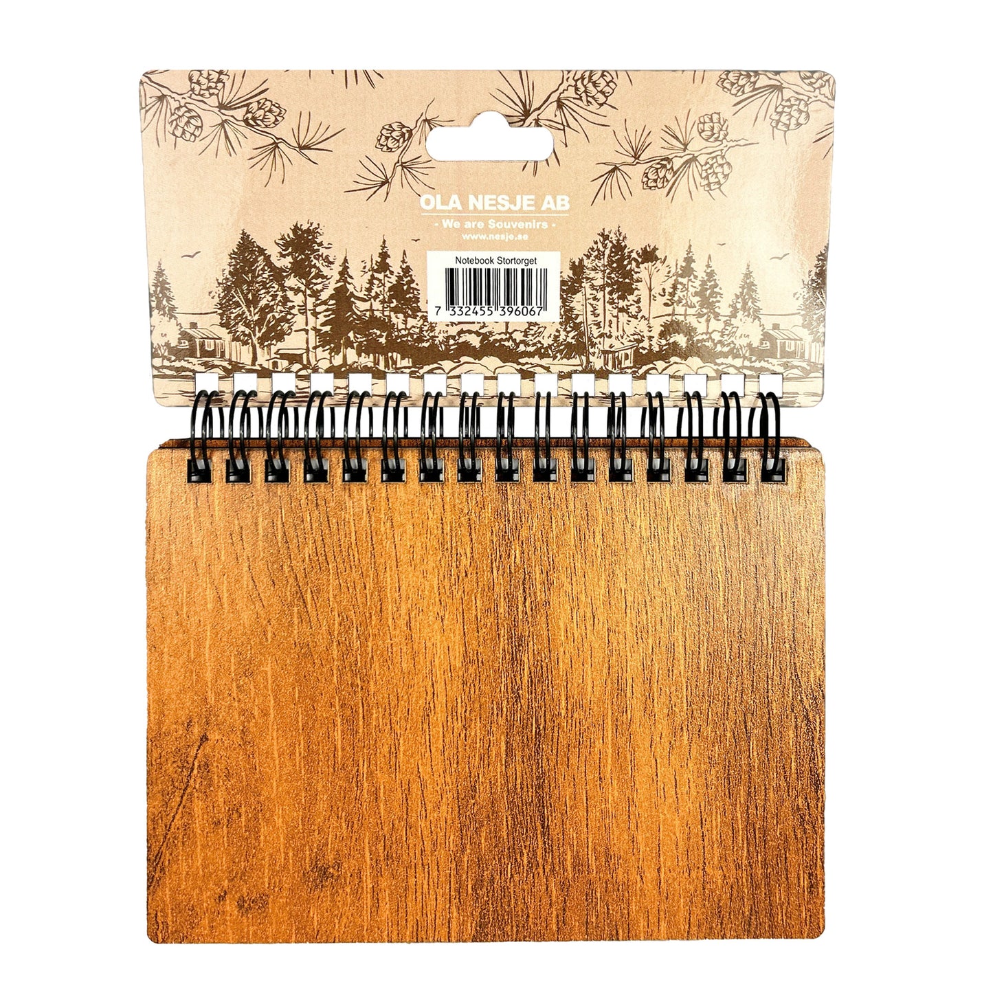 Baksidan av anteckningsblocket i sin förpackning med texterna "OLA NESJE AB", "We are souvenirs" och "www.nesje.se".