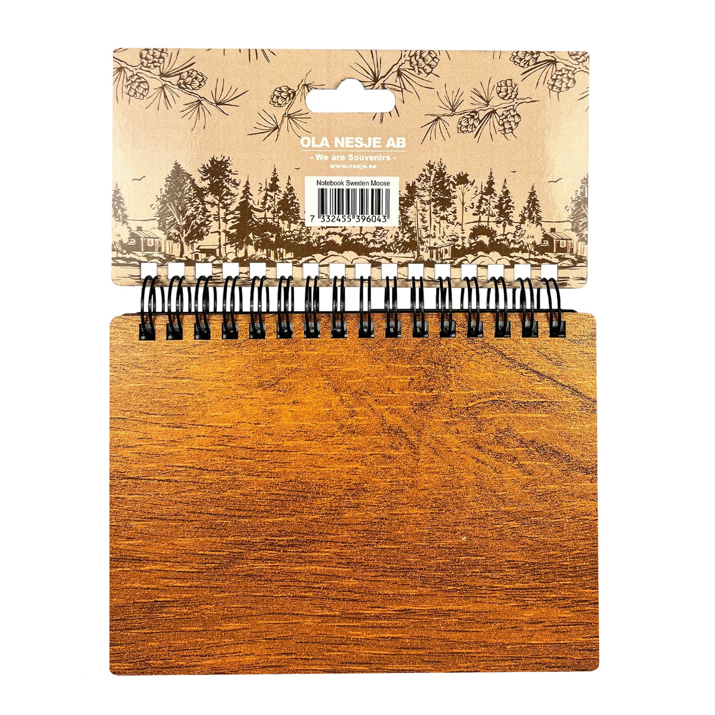 Baksidan av anteckningsblocket i sin förpackning med texterna "OLA NESJE AB", "We are souvenirs" och "www.nesje.se".