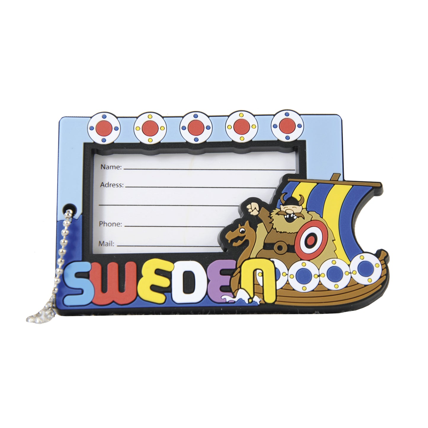 Bagagetag med tecknat motiv av ett vikingaskepp och färgglad text som stavar "Sweden", i storlek 9 x 5,5 cm. En slitstark och praktisk adresslapp som gör det lätt att känna igen väskan och ger en lekfull svensk touch.