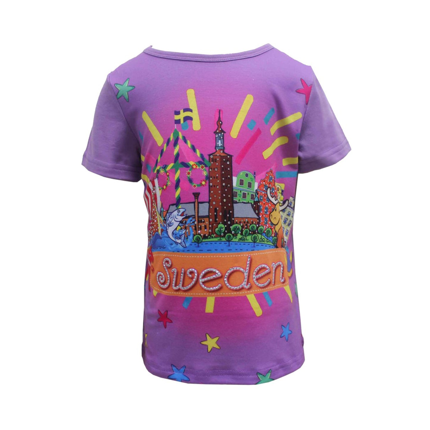 Barn-T-shirt i lila och rosa med motiv från Sverige, texten Sweden och dekorationer av stenar.