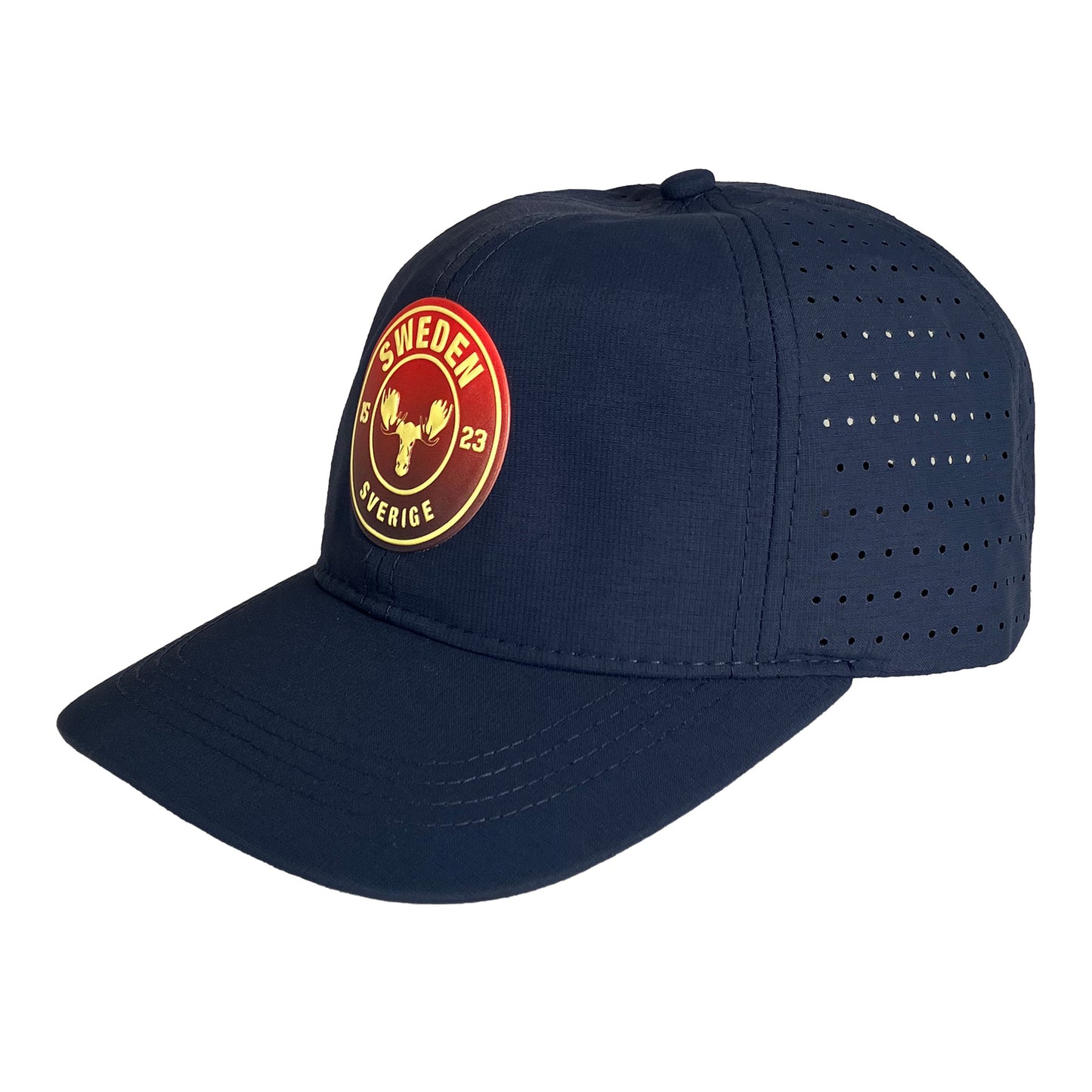 Mörkblå keps med ett iögonfallande emblem i rött och gult, med ett stiliserat älghuvud och texten "Sverige" och "SWEDEN".