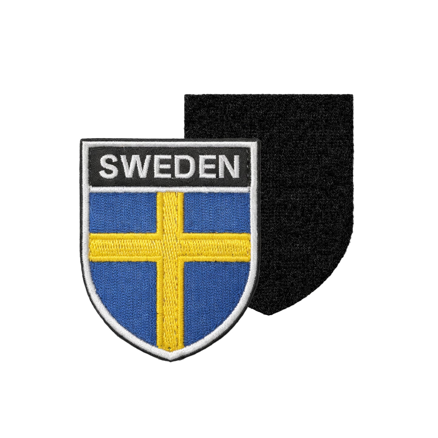 Broderat märke i sköldform med texten “SWEDEN” ovanför svenska flaggan, med svart kardborre baksida för enkel fastsättning.