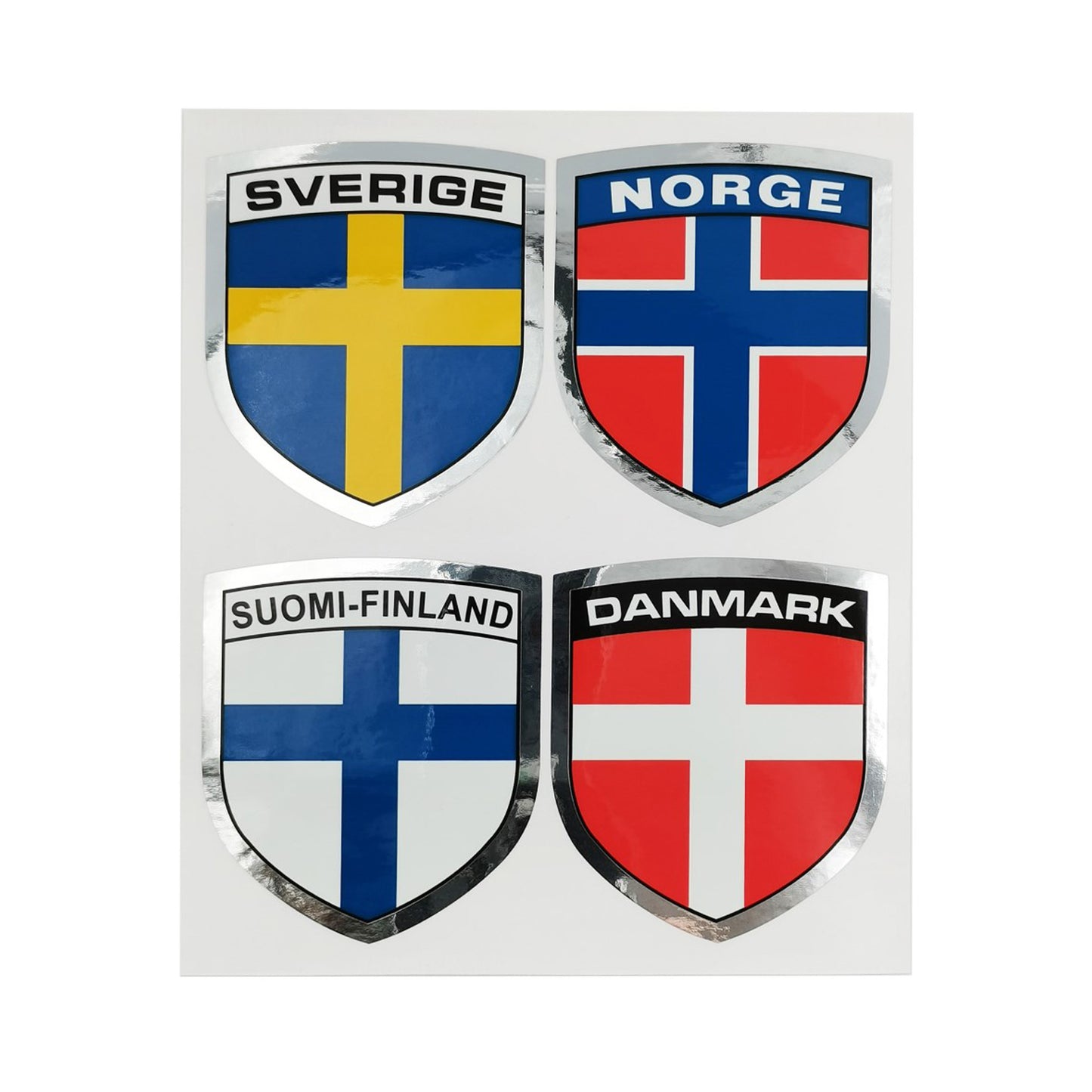 4-pack sköldformade dekaler med flaggorna från Sverige, Norge, Finland och Danmark, samt respektive landsnamn upptill – monterade på ett ark som mäter 16,5 x 14 cm.