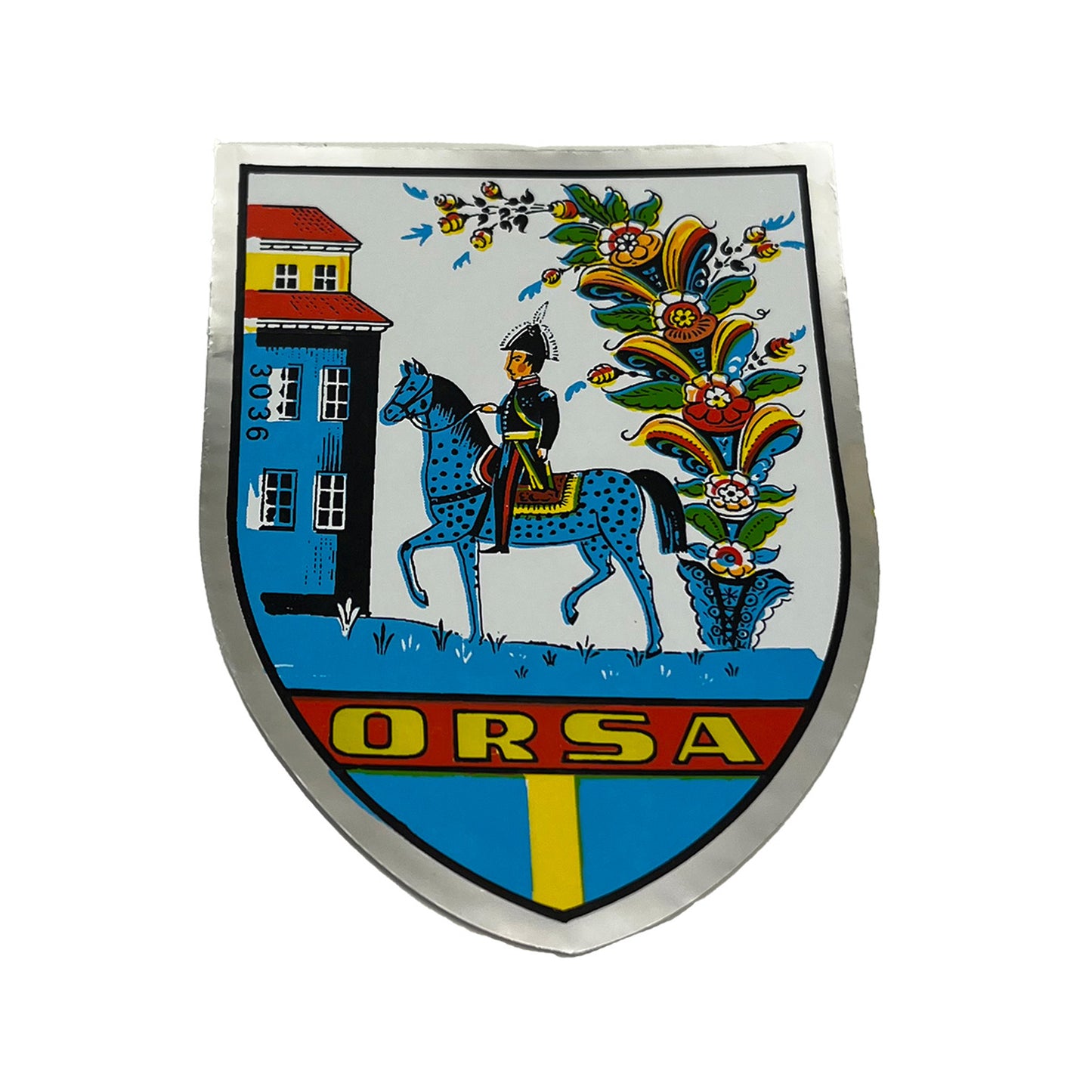 Sköldformad dekal från Orsa med motiv av kurbits och en ryttare. Storlek 6 x 7,8 cm – en vacker svensk souvenir med traditionellt mönster.