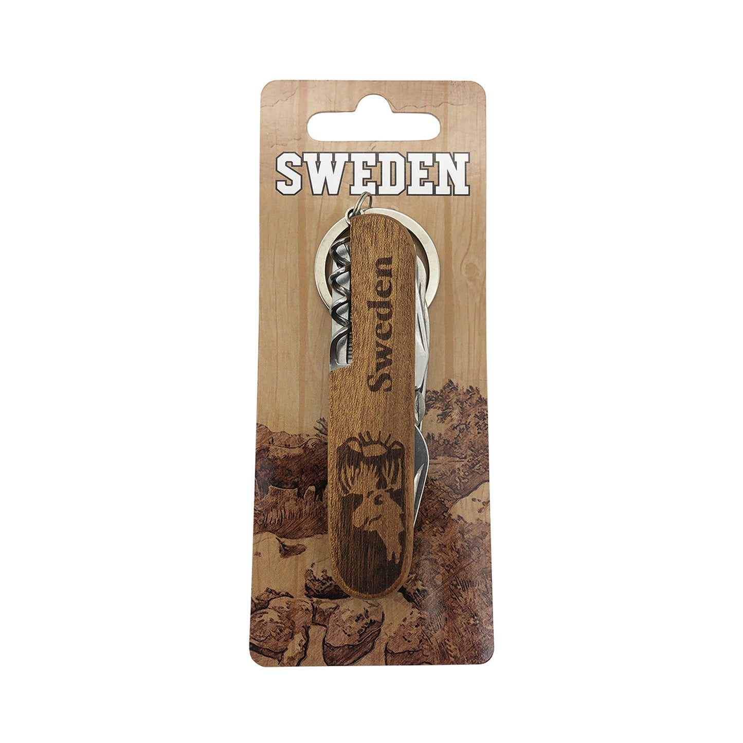 Ihopfälld fällkniv i trä med älgmotiv och texten "Sweden", fäst på en hängetikett med skogsmotiv och texten "Sweden".