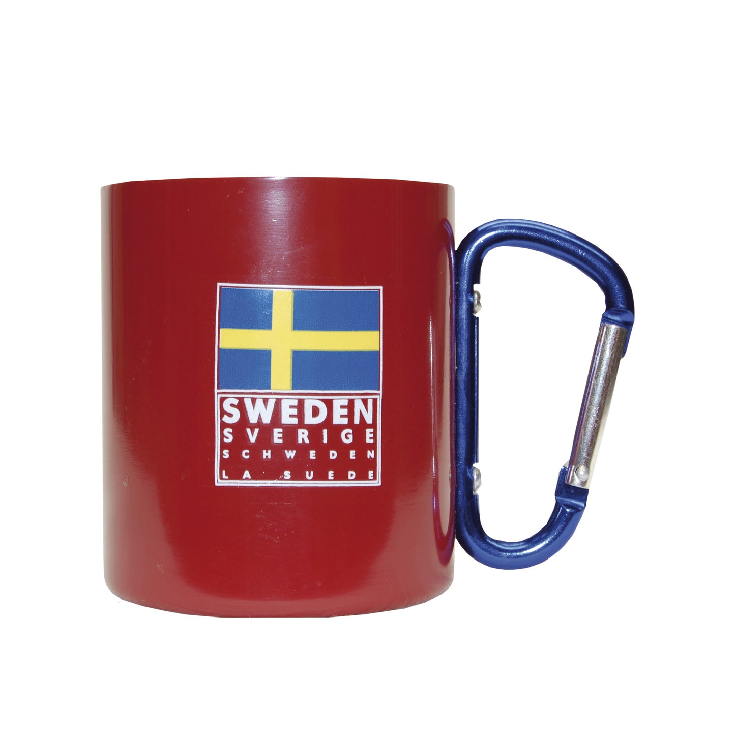 Utgången produkt: röd mugg med blå karbinhake som handtag, dekorerad med svenska flaggan och vit text: 'SWEDEN SVERIGE SCHWEDEN LA SUEDE'."