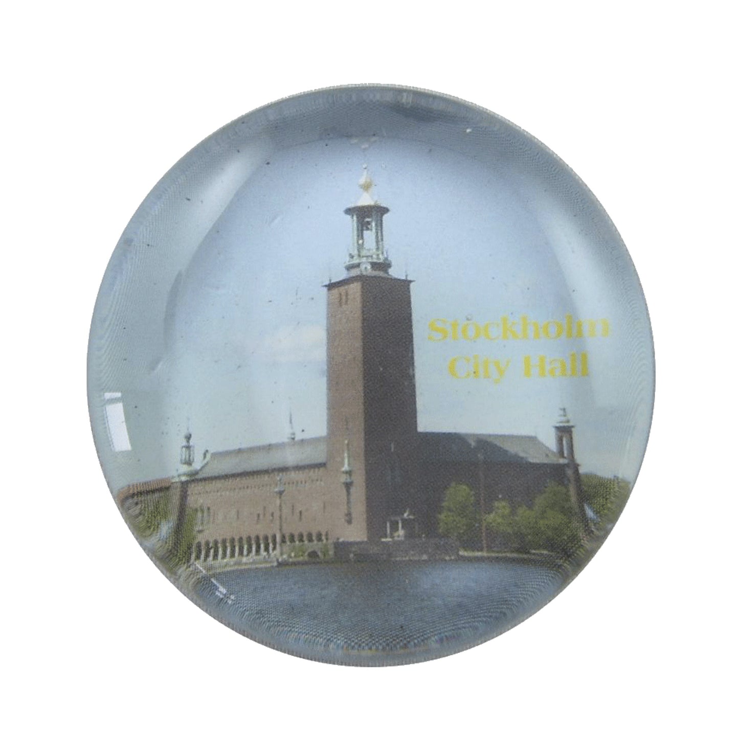 Glasmagnet med bild av Stockholms stadshus, 4,5 cm i diameter. Stark magnet på baksidan för säker fästning.