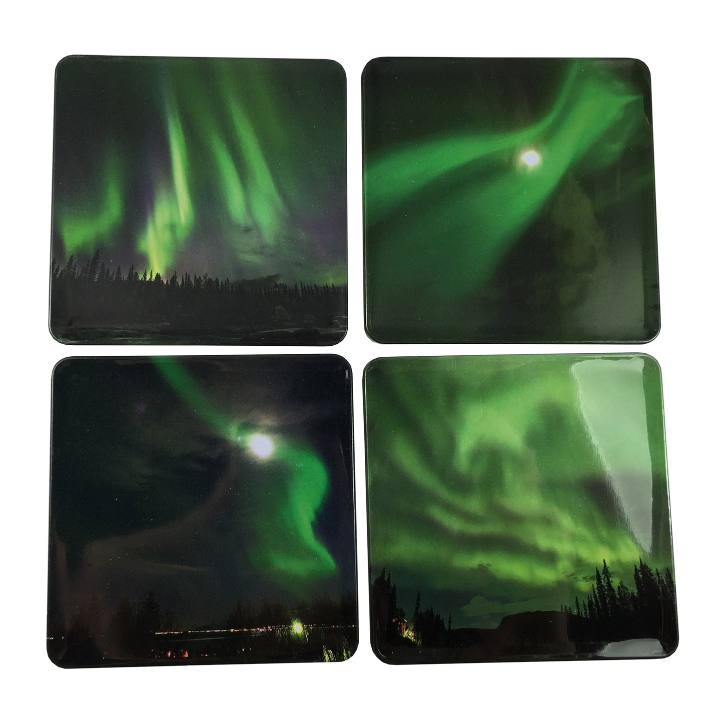 4-pack glasunderlägg med norrskensmotiv, 9 x 9 cm, ovansida i metall och undersida i kork.