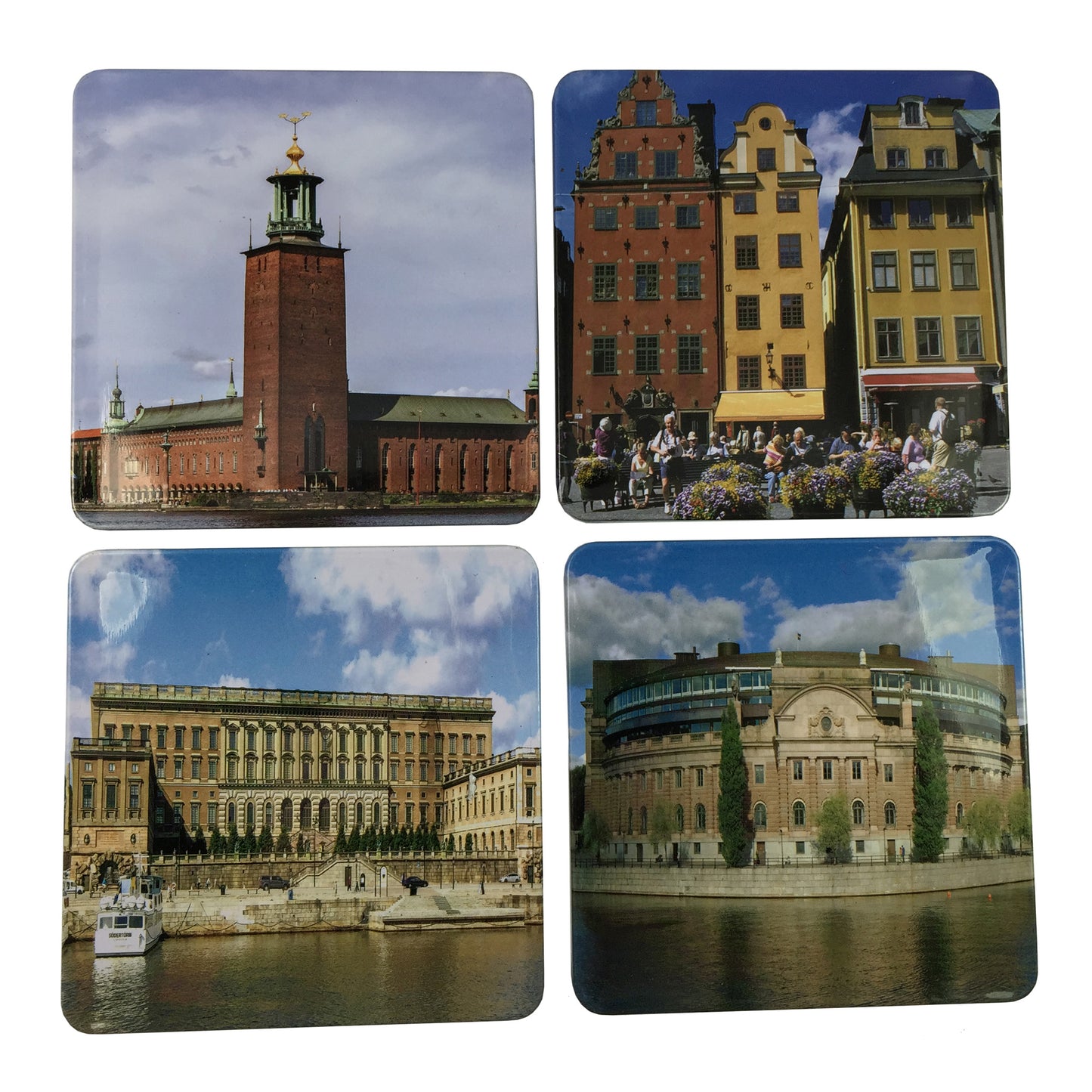 Glasunderlägg 4-pack, 9 x 9 cm, med olika Stockholm-motiv. Ovansida i metall och undersida i kork. Levereras i en praktisk förpackning.