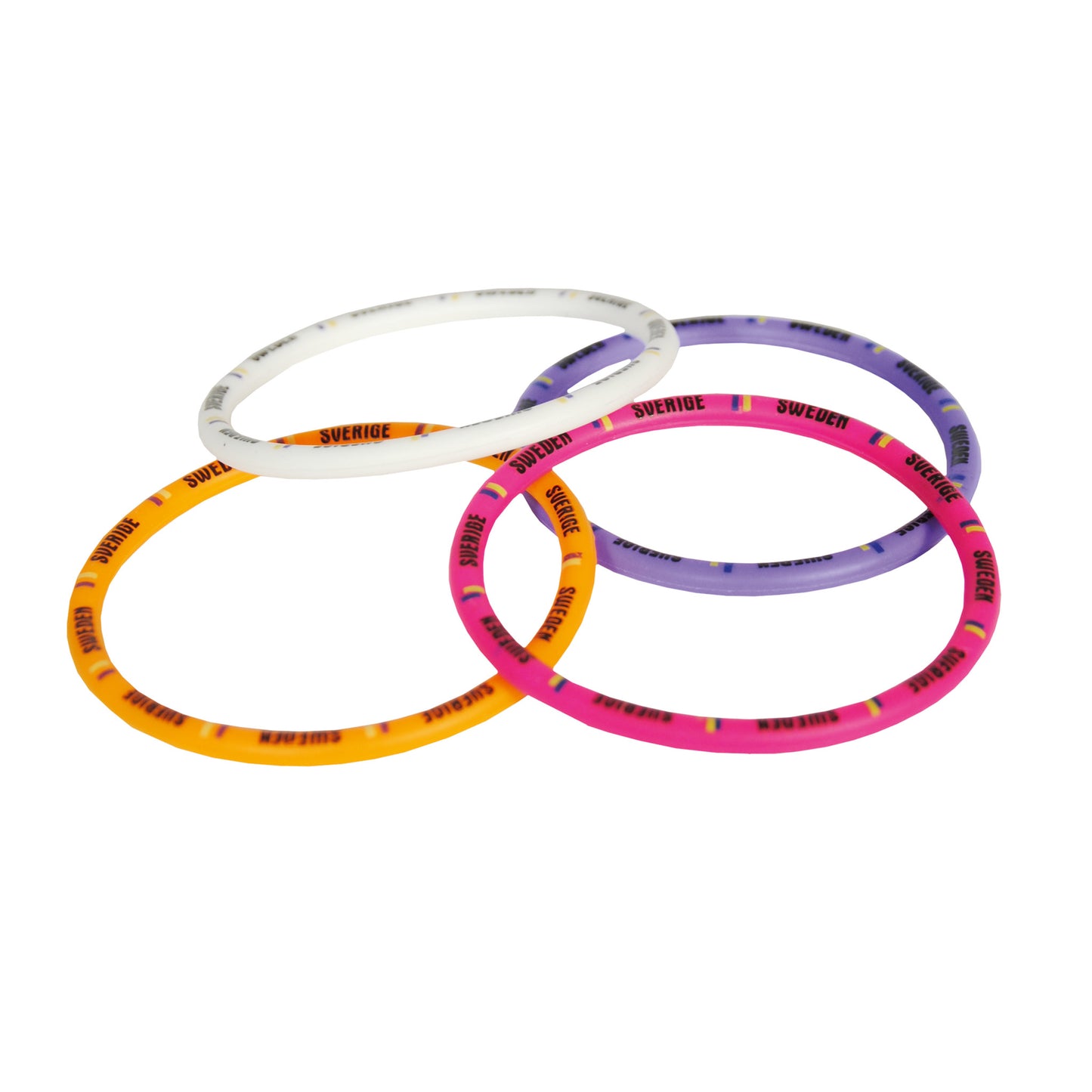 Ett vitt, ett orange, ett lila och ett cerise gummiarmband – alla med texten "Sverige" och "Sweden".