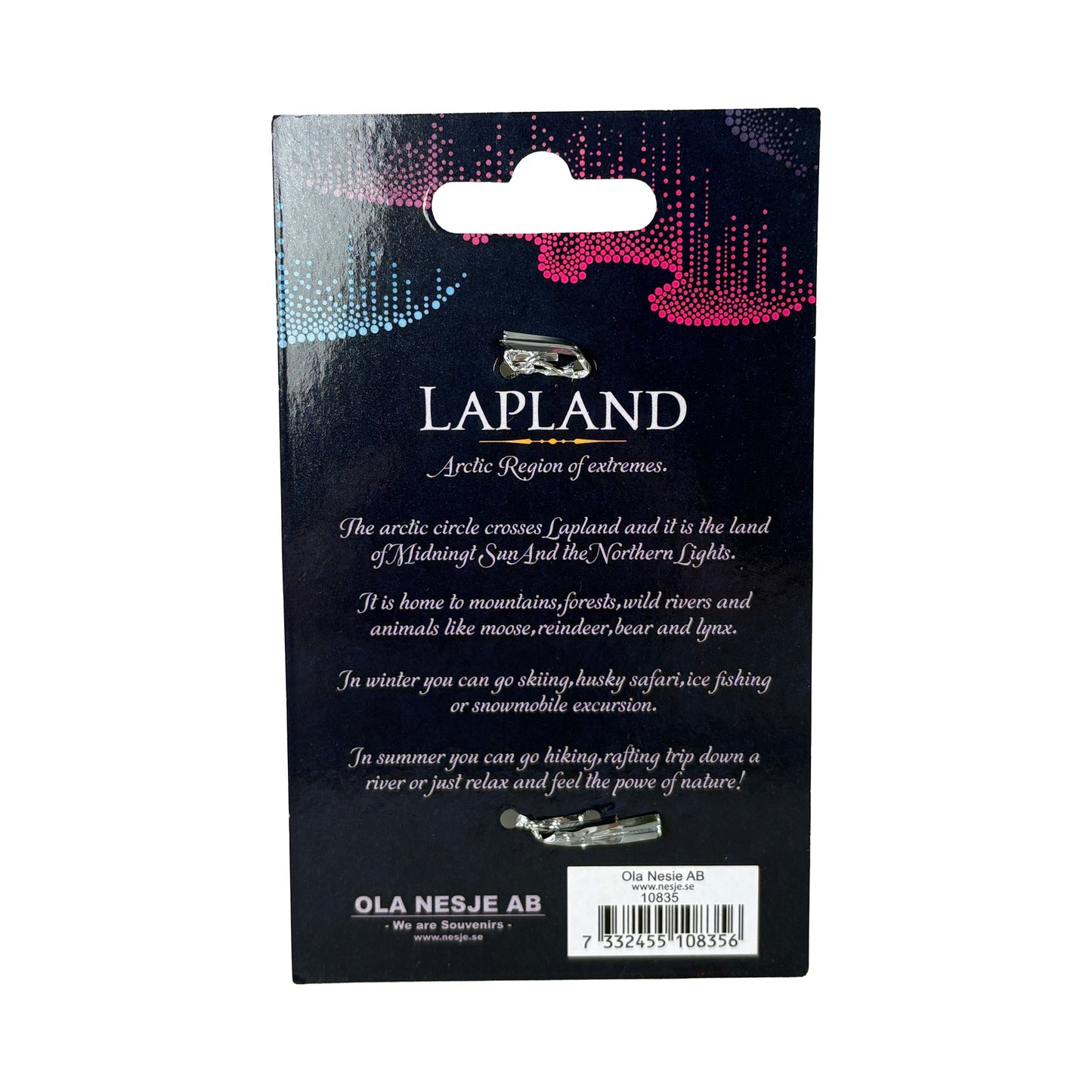 Baksida av förpackning till juldekoration i metall med kort text om Lapland.