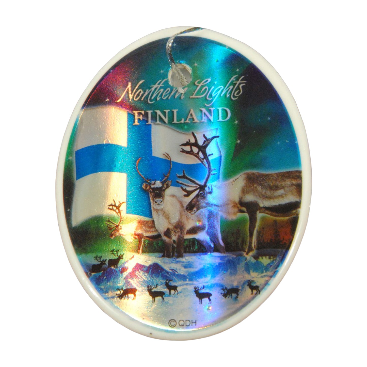 Närbild av kulgranshänge i porslin med motiv av norrsken, texten "Northern Lights Finland" och härlig lyster, storlek 7,2 x 5,8 cm, perfekt att hänga i granen.