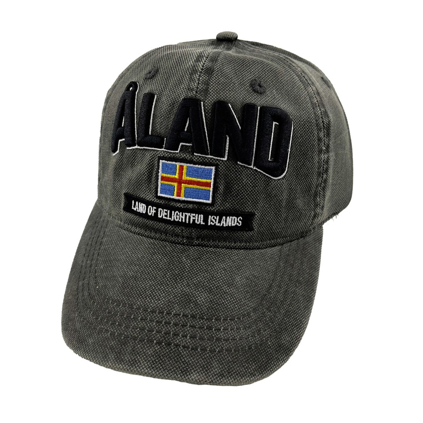 Grå keps med Ålands flagga och texten Åland samt “land of delightful islands” broderat framtill. En stilren souvenirkeps med justerbar storlek.