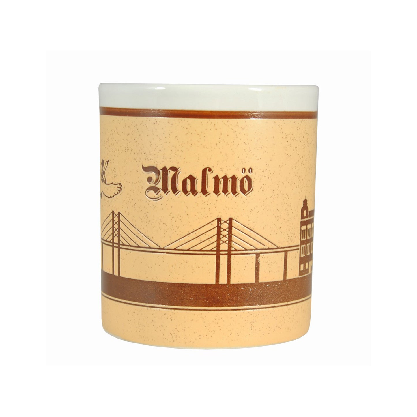 Keramikmugg i ljusbrunt med texten "Malmö", graverat motiv av Öresundsbron, en skymt av Centralstationen och Nils Holgersson på sin gås. Gedigen souvenir med vit insida.