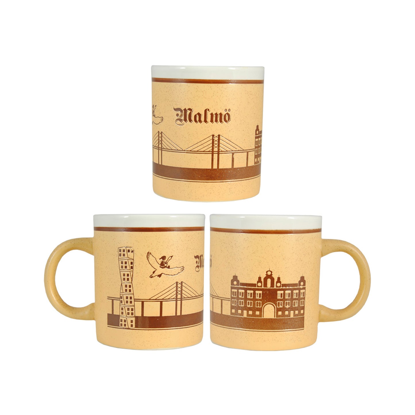 Keramikmugg med Malmömotiv sedd från tre vinklar – med graverade motiv av Öresundsbron, Turning Torso, Centralstationen, texten "Malmö" och en liten Nils Holgersson på gås. En gedigen souvenir med vit insida.