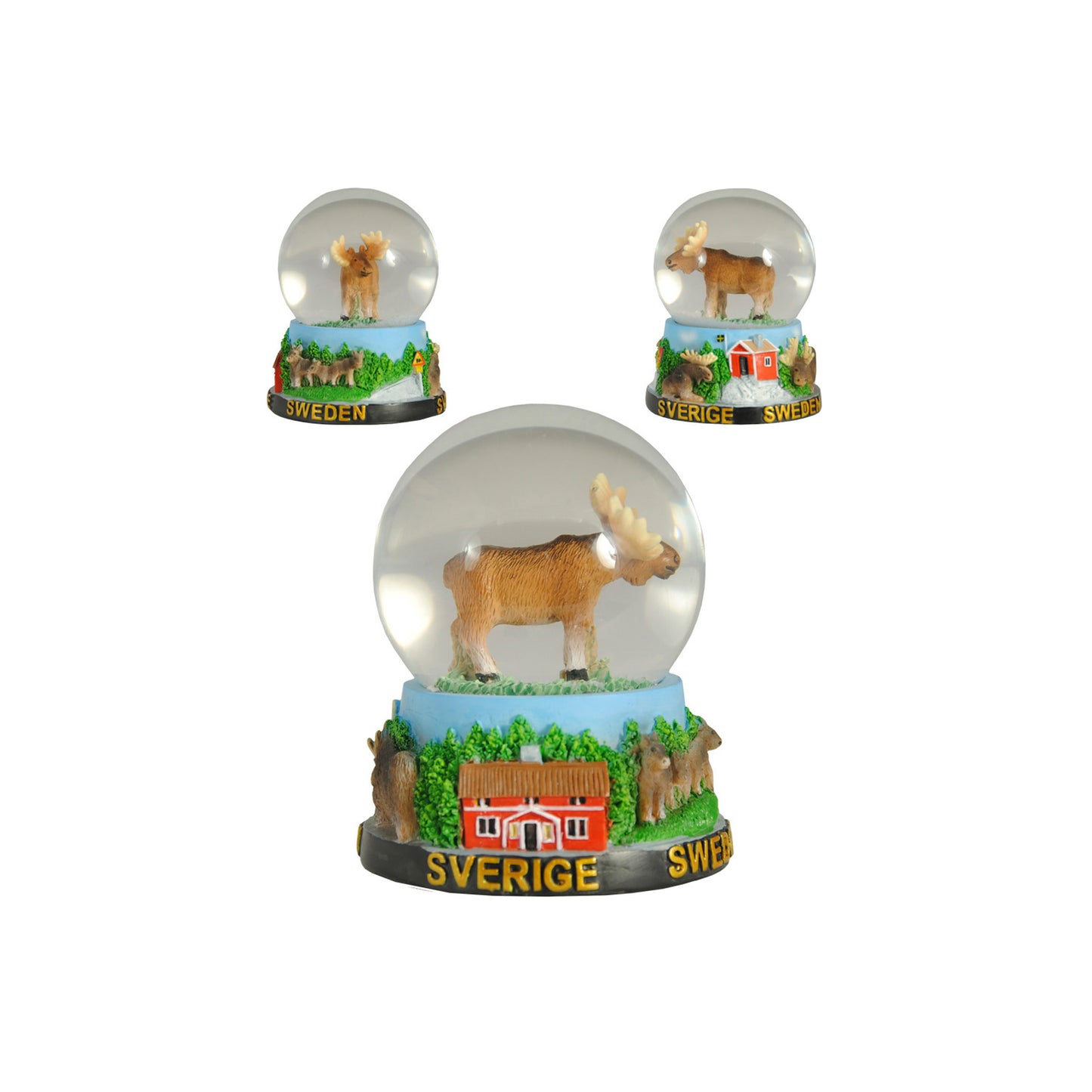 Liten vattenglob med älg, röd stuga och snö samt texten "Sweden" "Sverige", visad från tre olika vinklar. Klassisk svensk souvenir, 6 cm i diameter.