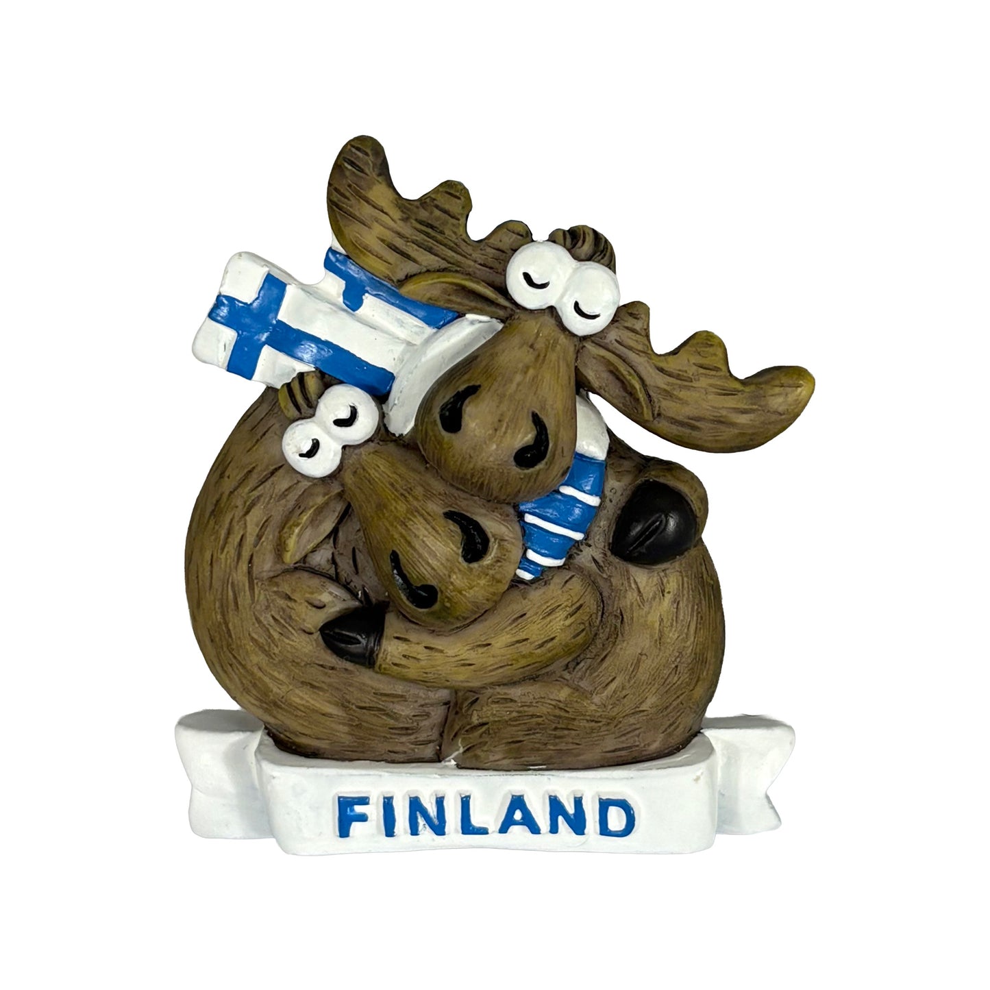 Magnet med kramande älgpar, en av älgarna bär halsduk med finska flaggan. Sittande på en blå banderoll med texten Finland. En lekfull och charmig finsk souvenir.