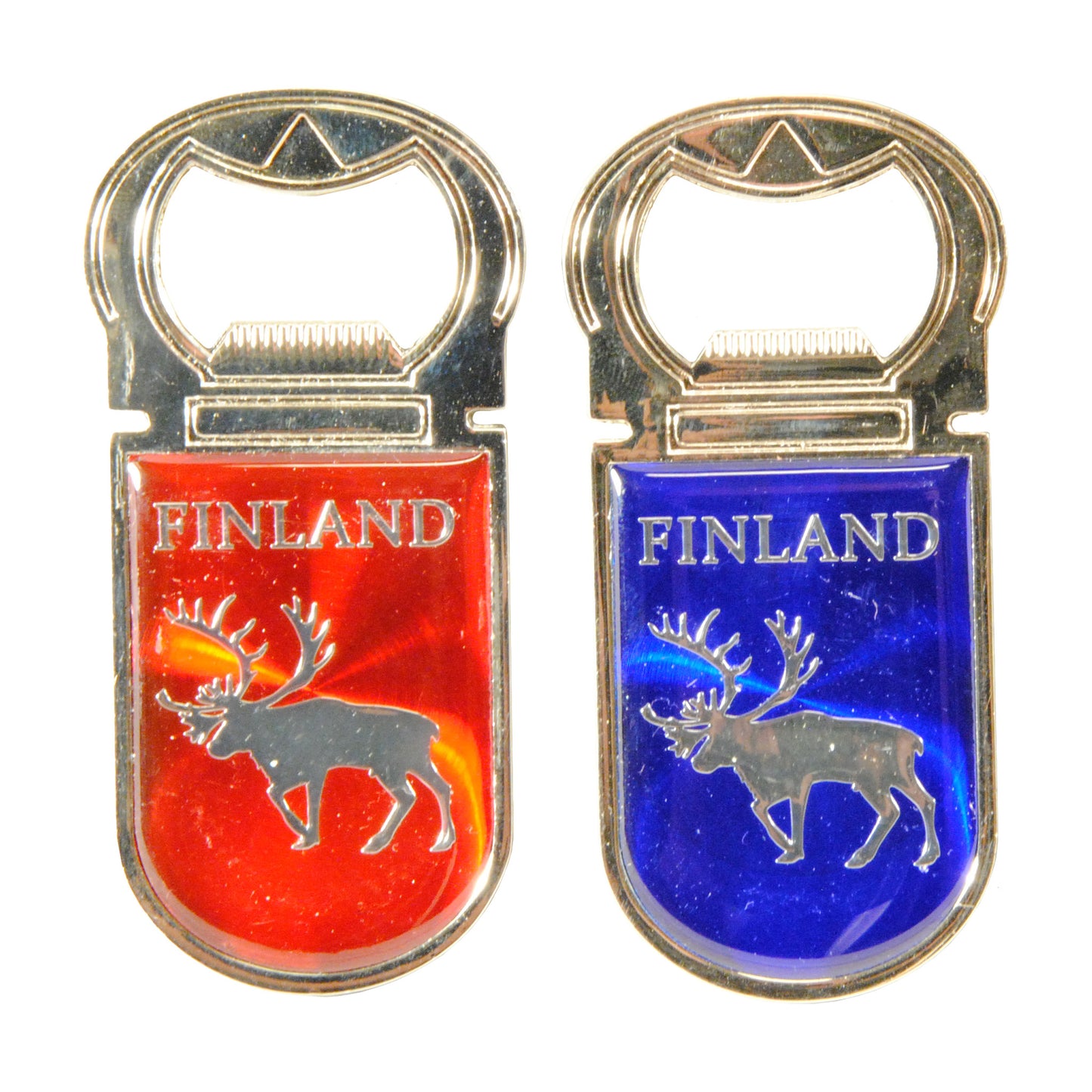 Två kylskåpsmagneter med flasköppnare, en blå och en röd, båda med motiv av en ren och texten "FINLAND".
