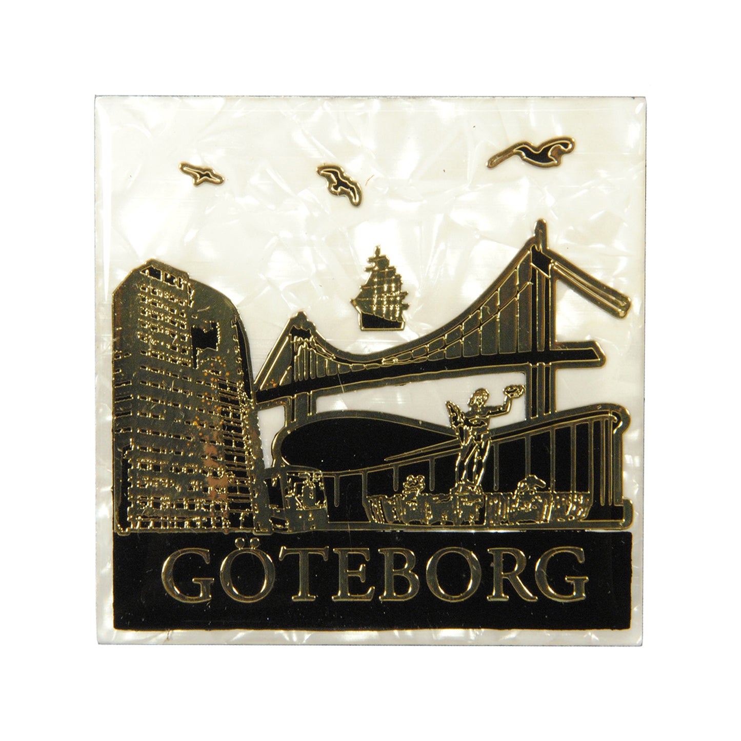 Epoxy-magnet med guldfärgad Göteborgs skyline på vit marmormönstrad bakgrund.