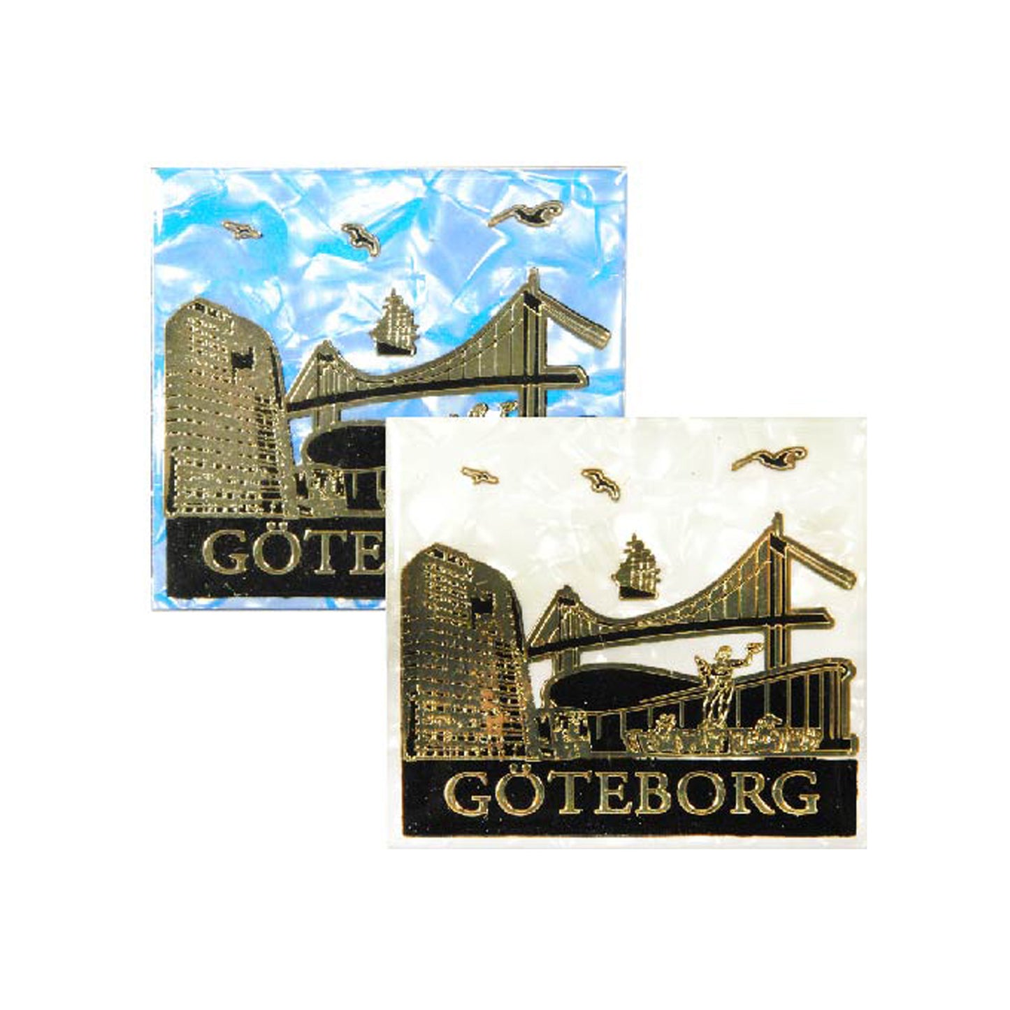 Två epoxy-magneter med Göteborgs skyline i vitt och blått, där den vita ligger lite ovanpå den blå. Marmormönster syns i bakgrunden på båda magneterna.