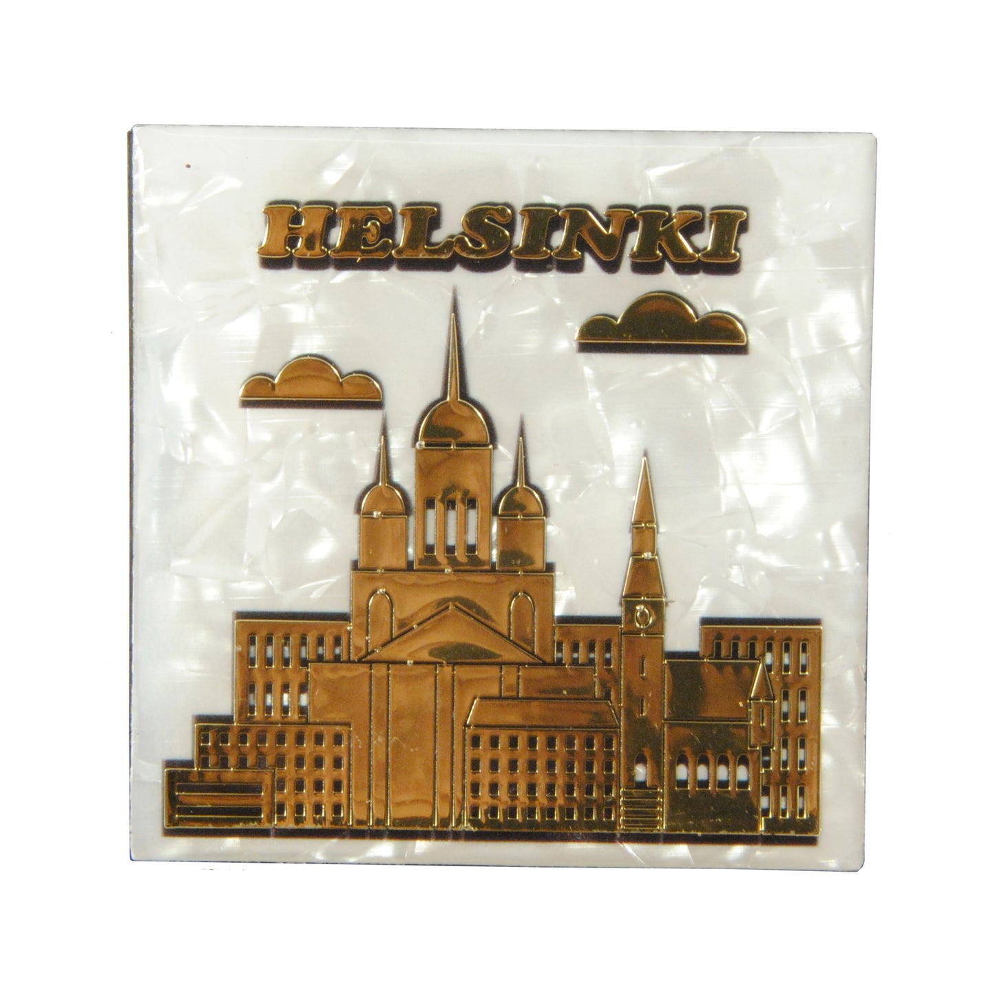 Epoxy-magnet med guldfärgad Helsingfors skyline på vit marmormönstrad bakgrund.