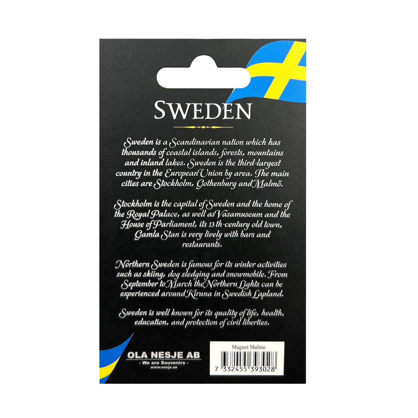 Baksidan av magnetens grå hängetikett med text om Sverige.