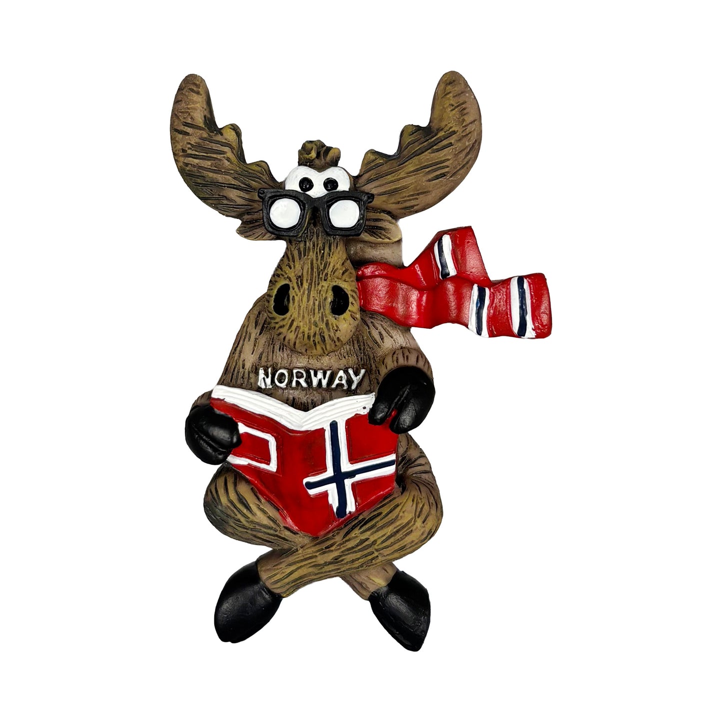 Charmig magnet i form av en älg som läser en bok med norsk flagga på omslaget.