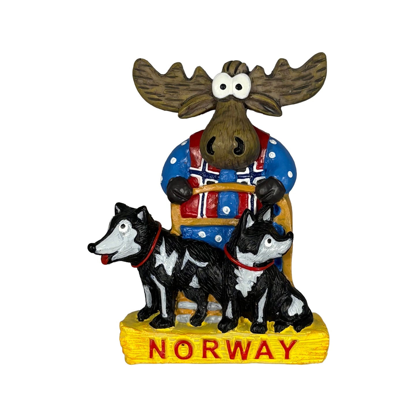 Magnet med älg som kör hundspann – dekorerad med texten 'Norway'. En lekfull och färgstark souvenir med tydlig norsk känsla