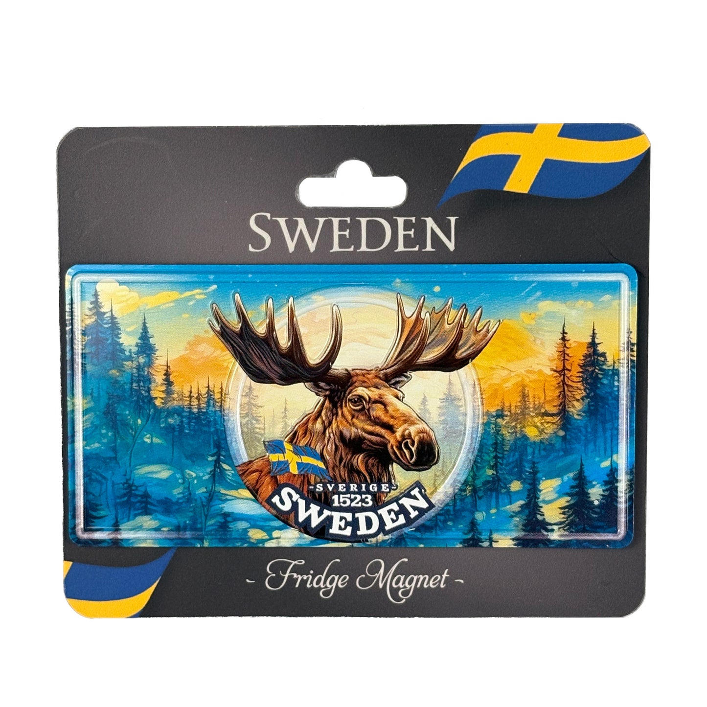 Magnet med älgmotiv på grå hängetikett märkt 'Sweden Fridge Magnet' med svensk flagga i övre högra hörnet.