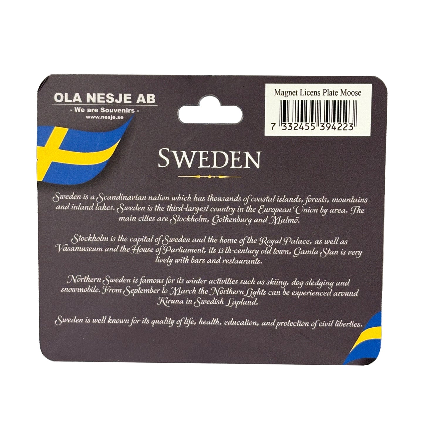 Baksidan av hängetiketten till magnet med älgmotiv, med informativ text om Sverige