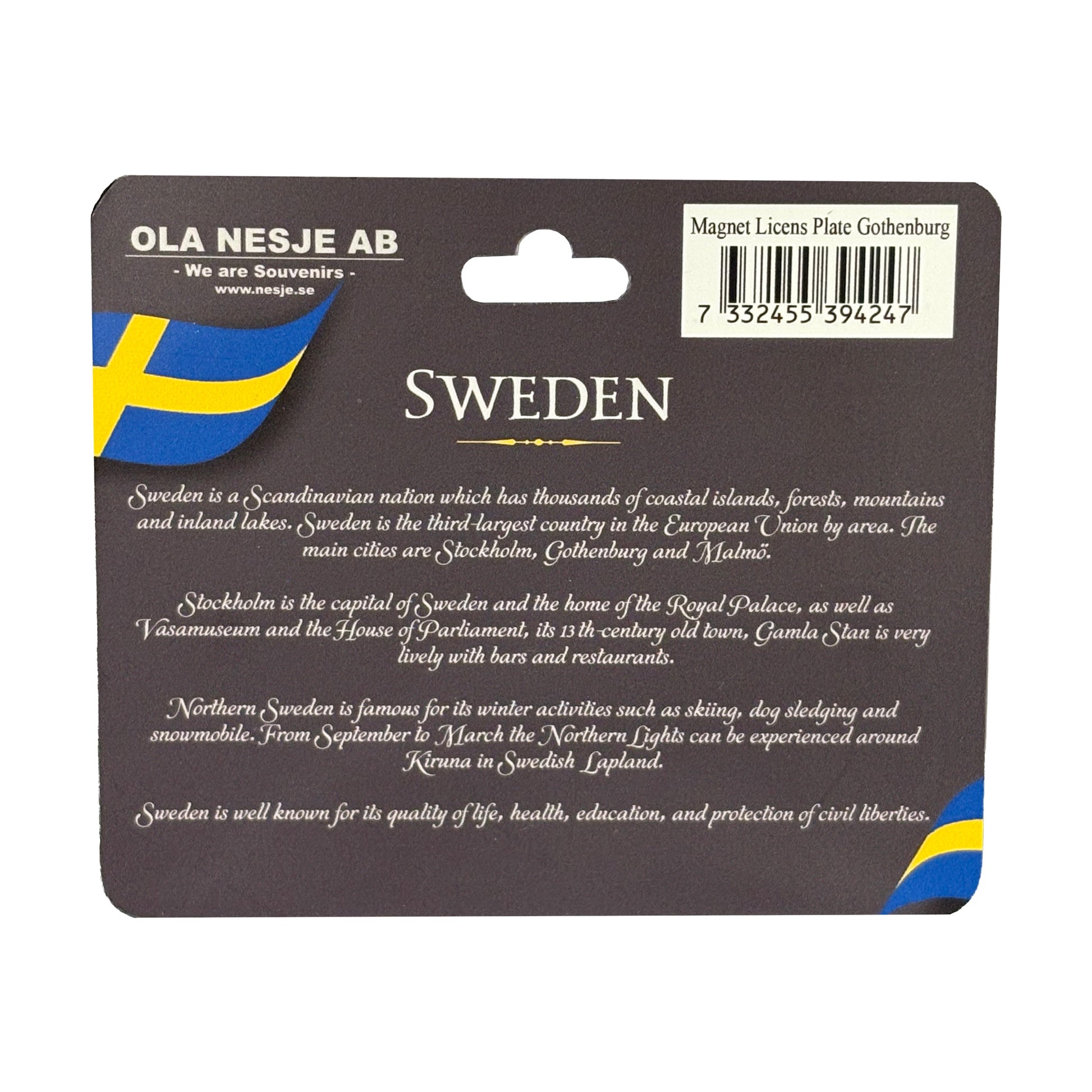 Baksidan av magnetens grå hängetikett med kort text om Sverige och Göteborg.