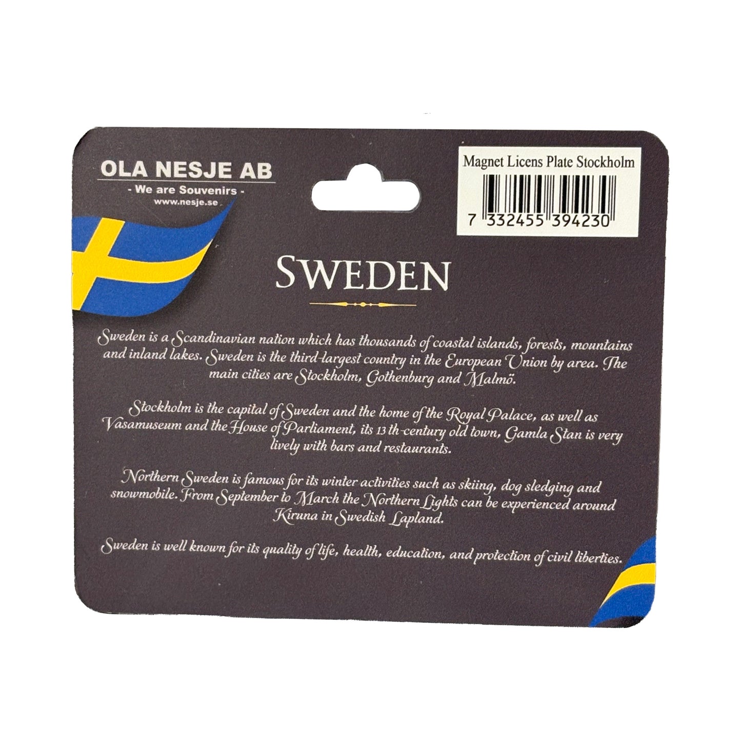 Baksidan av magnetens grå hängetikett med korta fakta om Sverige, Stockholm och norra Sverige.