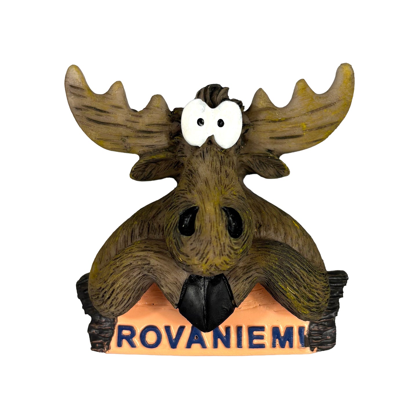 Magnet i form av ett roligt älghuvud. Älgen hänger med armarna över något som ser ut som en stock med texten Rovaniemi.