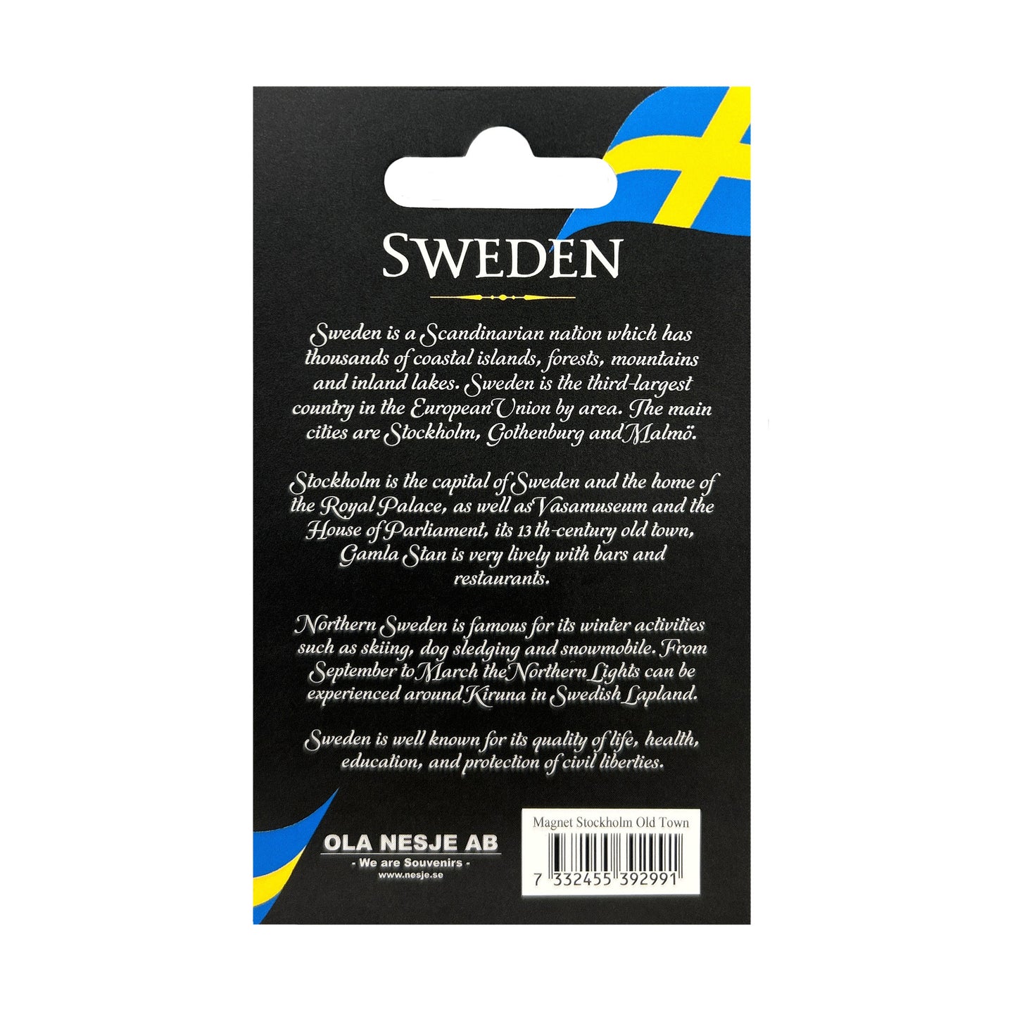 Baksidan av magnetens grå hängetikett med text om Sverige.