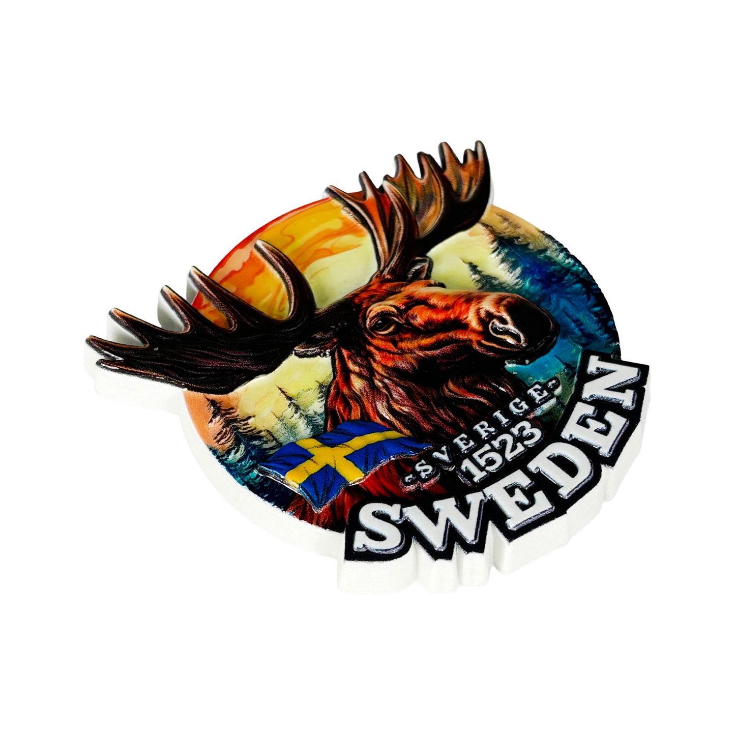 Magnet med ståtligt älghuvud och texten Sweden, visad liggandes för att visa form och detaljer.