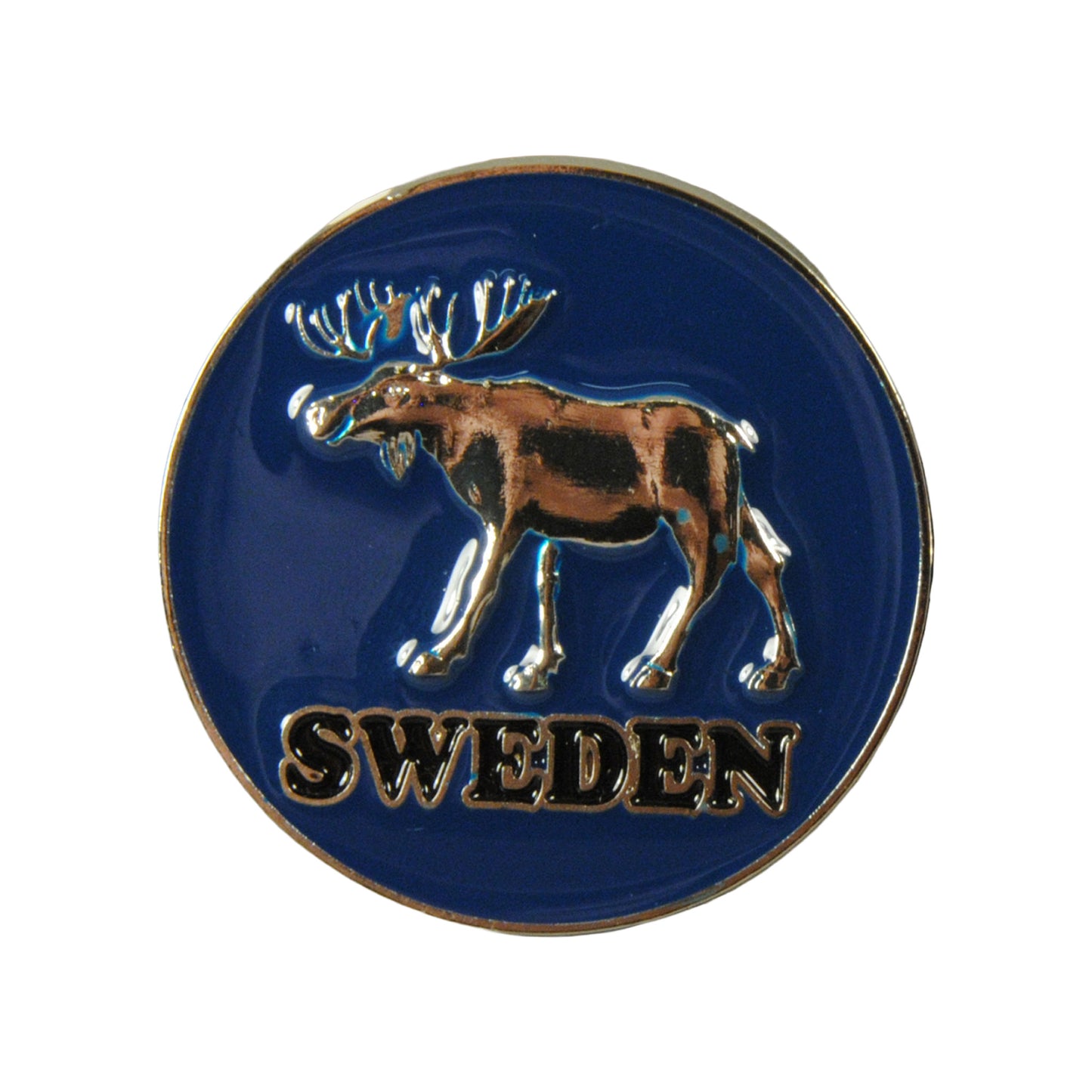 Rund blå metallmagnet med stående älg och texten "Sweden", 5 cm i diameter. En enkel och stilren souvenir.