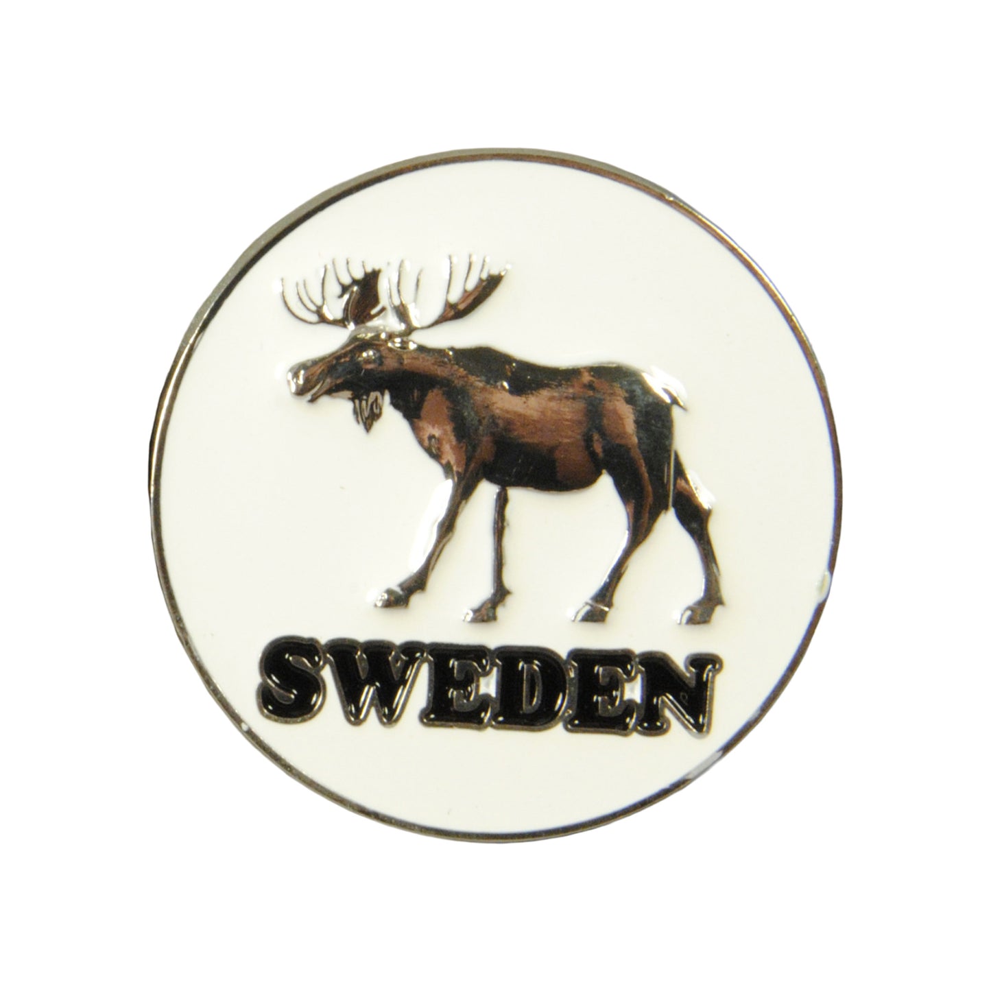 Rund vit metallmagnet med stående älg och texten "Sweden", 5 cm i diameter. En enkel och stilren souvenir.