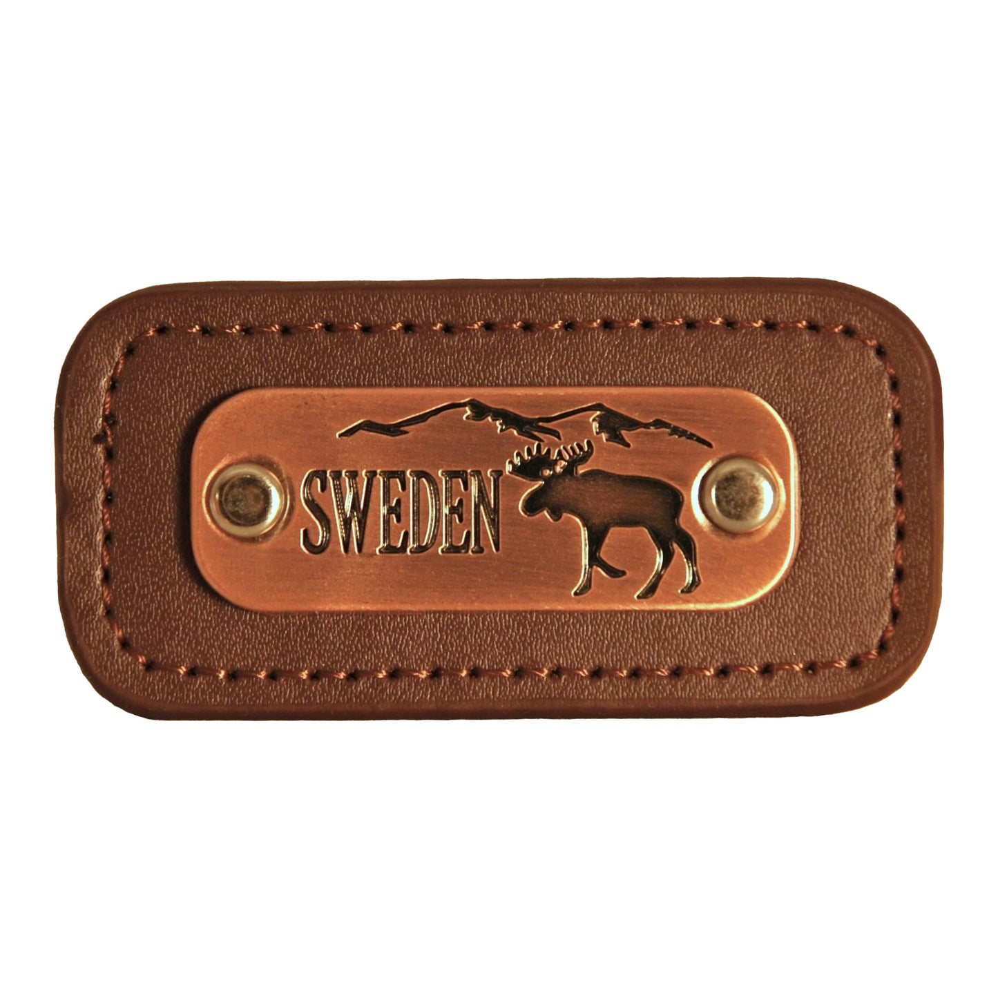 En rustik och stilren magnet i konstläder med en bronsfärgad bricka som pryds av ett stiliserat älgmotiv och texten "Sweden".