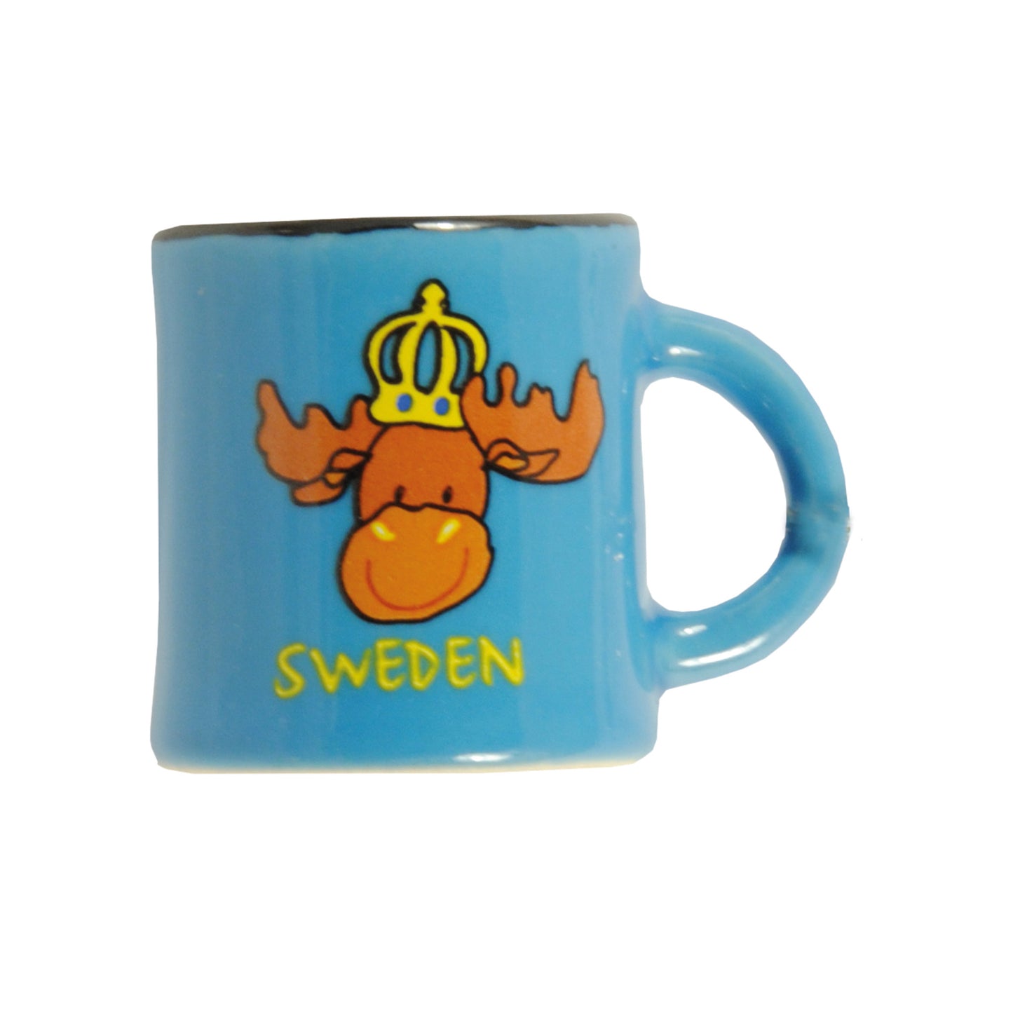 Mini-magnet i form av en liten porslinsmugg, 3 cm hög, med en rolig älgfigur och texten "Sweden". En söt och lekfull souvenir.