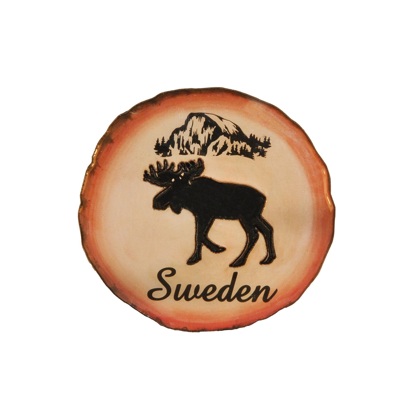 Magnet formad som en bit av en trästubbe med motiv av en ståtlig älg tillsammans med texten "Sweden".