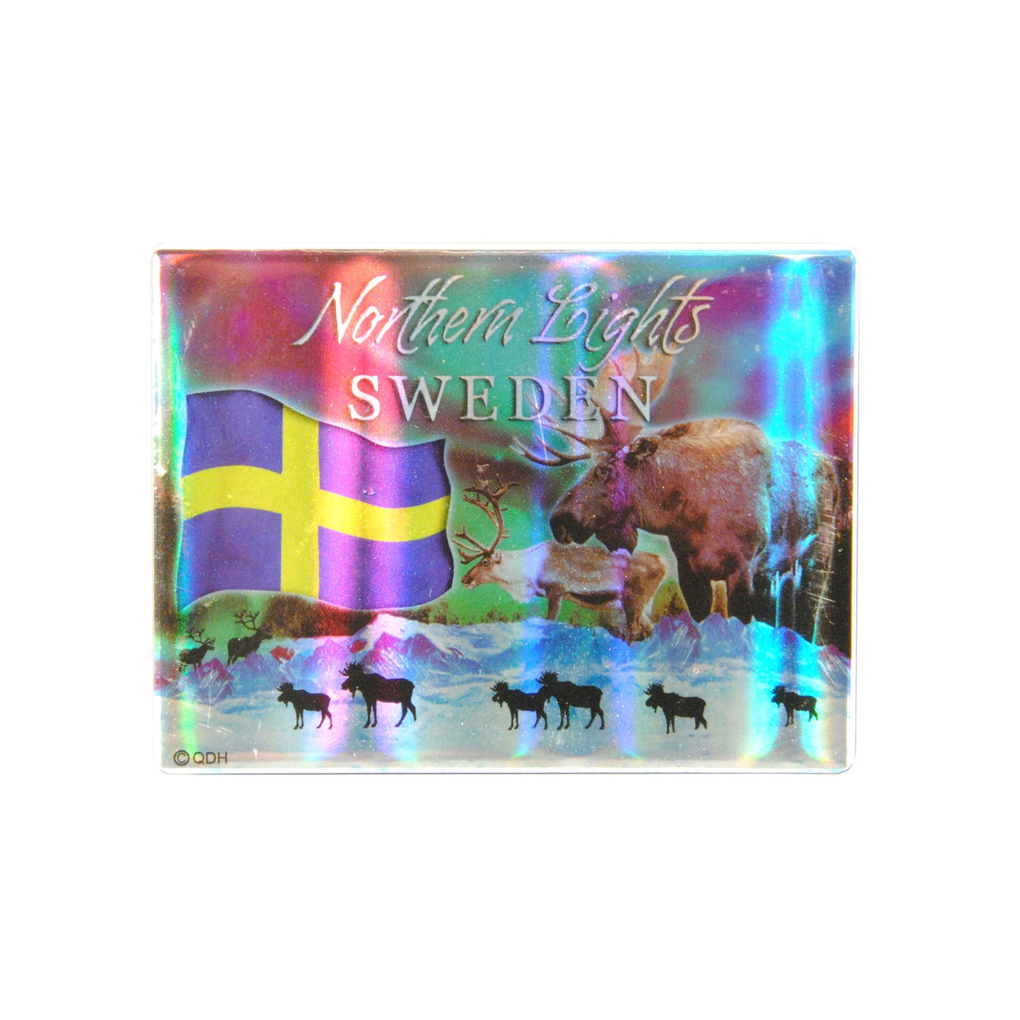 Keramikmagnet med motiv av norrsken, älg, ren, svenska flaggan och vacker natur, samt texten Northern Lights Sweden – en färgstark souvenir.