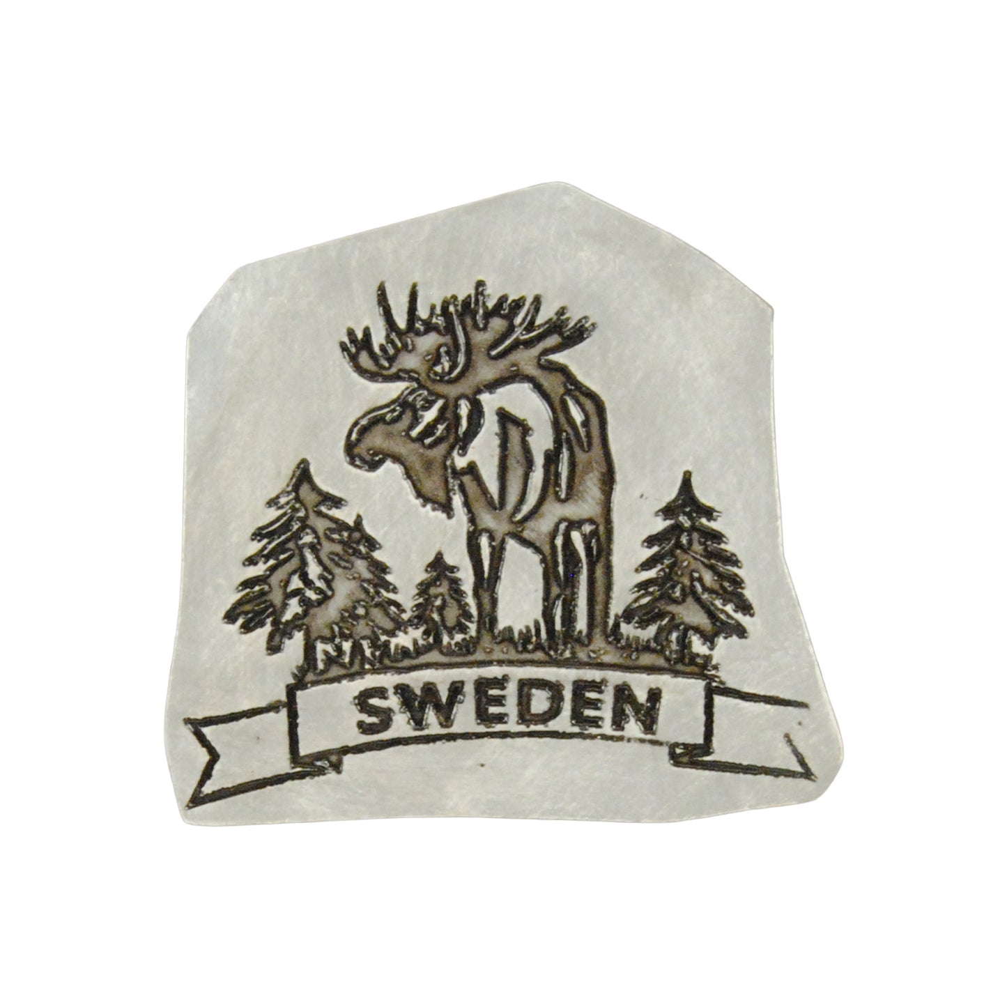 Souvenirmagnet med graverat motiv av stående älgtjur och skog samt texten "Sweden". Har ett stenliknande utseende som ger ett robust och naturinspirerat intryck.