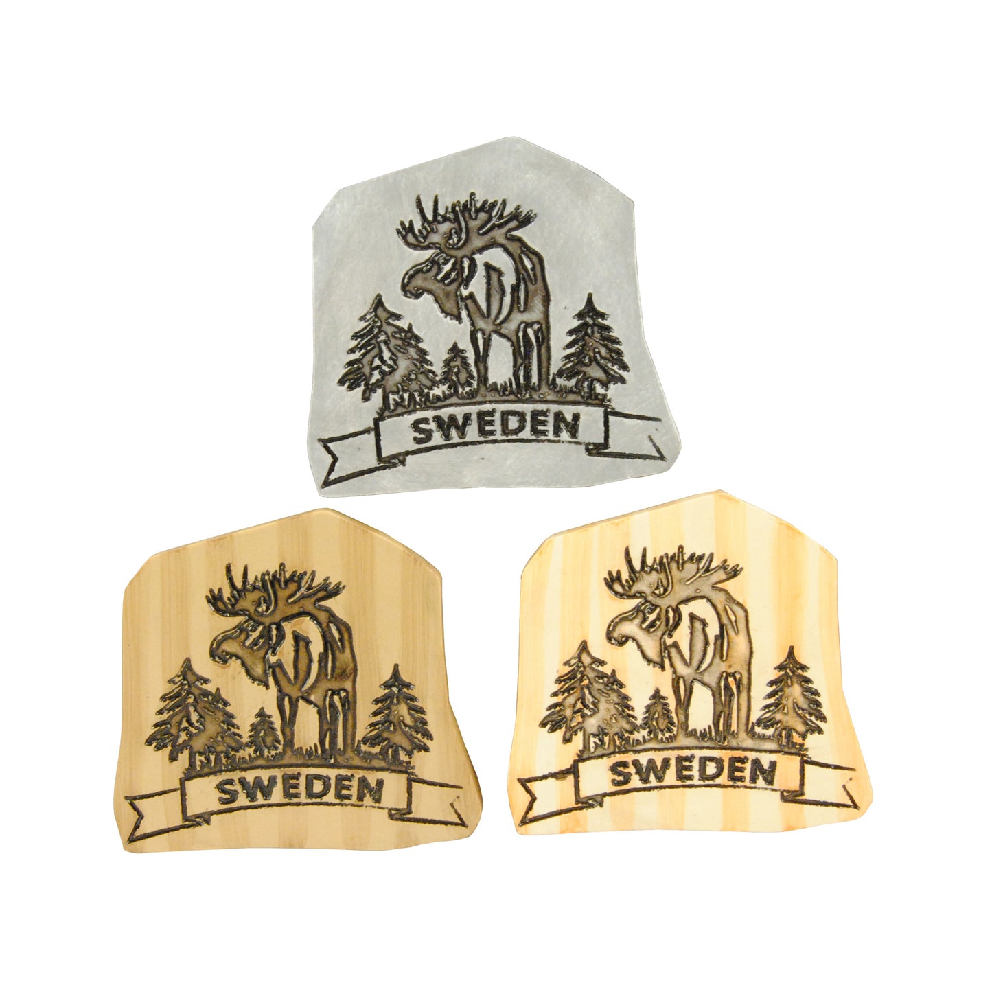 Tre souvenirmagneter med graverat motiv av stående älgtjur och skog samt texten "Sweden". En magnet med stenliknande yta och två med träliknande yta. Alla har en solid och exklusiv känsla.