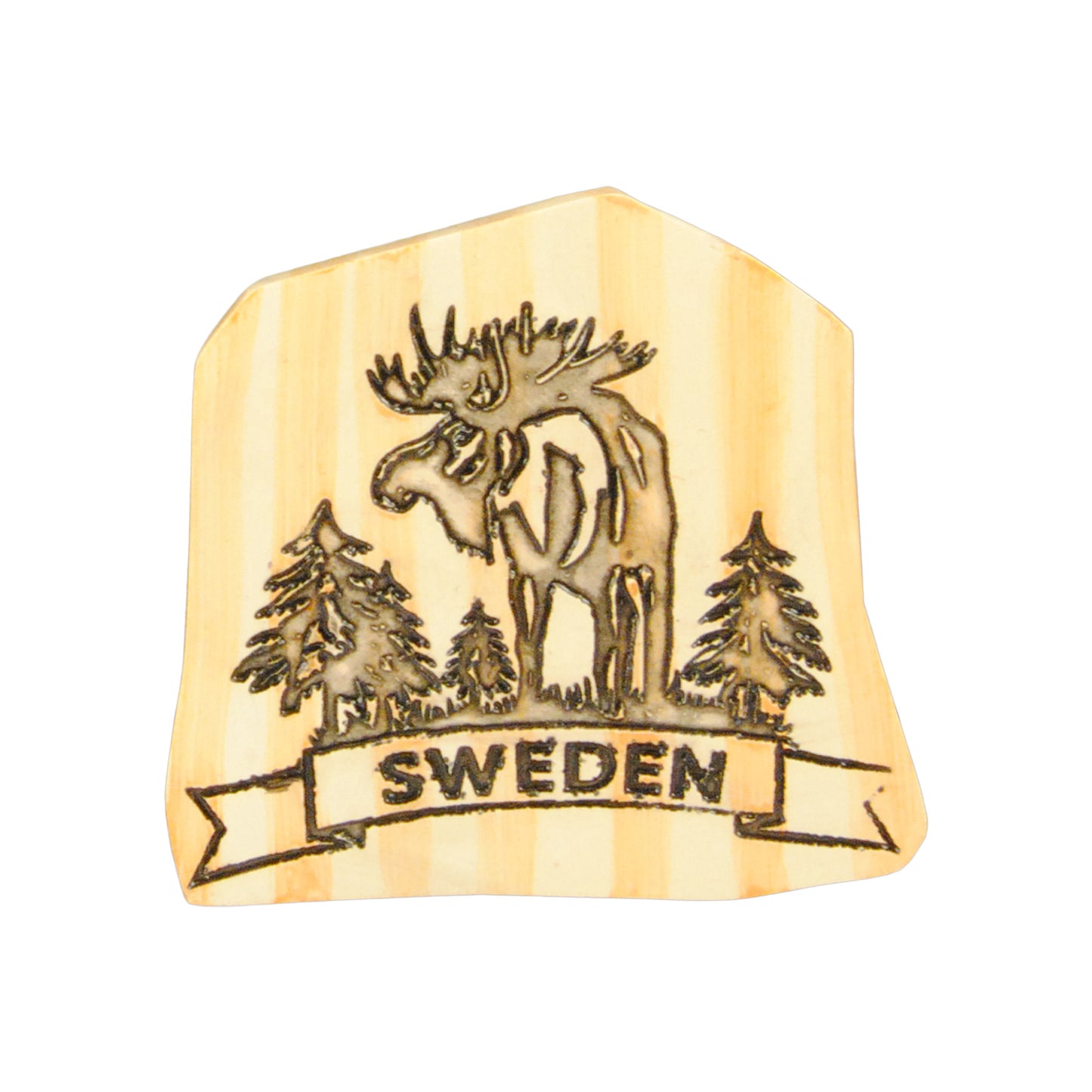 Souvenirmagnet med graverat motiv av stående älgtjur och skog samt texten "Sweden". Ytan har ett ljust träliknande utseende som ger ett naturligt och exklusivt intryck.
