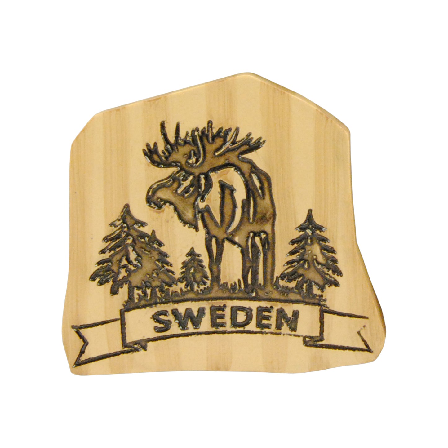 Souvenirmagnet med graverat motiv av stående älgtjur och skog samt texten "Sweden". Ytan har ett mörkare träliknande utseende som ger en varm och rustik känsla.