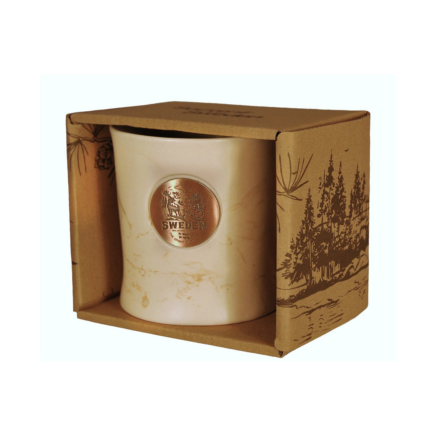 Souvenirmugg från Sverige i brun förpackning med skogsmotiv – beige mugg med marmormönster och bronsfärgat emblem med älg, texten "Sweden", "Wilderness with the spirit of nature" och svensk flagga.