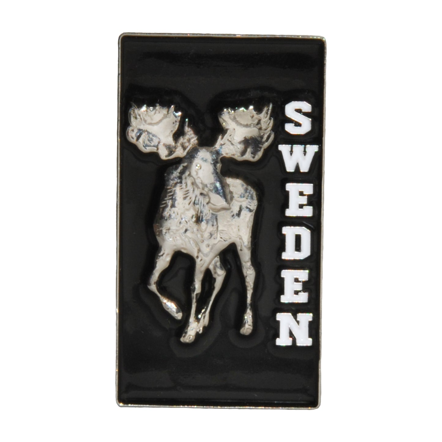Rektangulär svart magnet med i metall, prydd med en silverfärgad 3D älg och texten "Sweden".