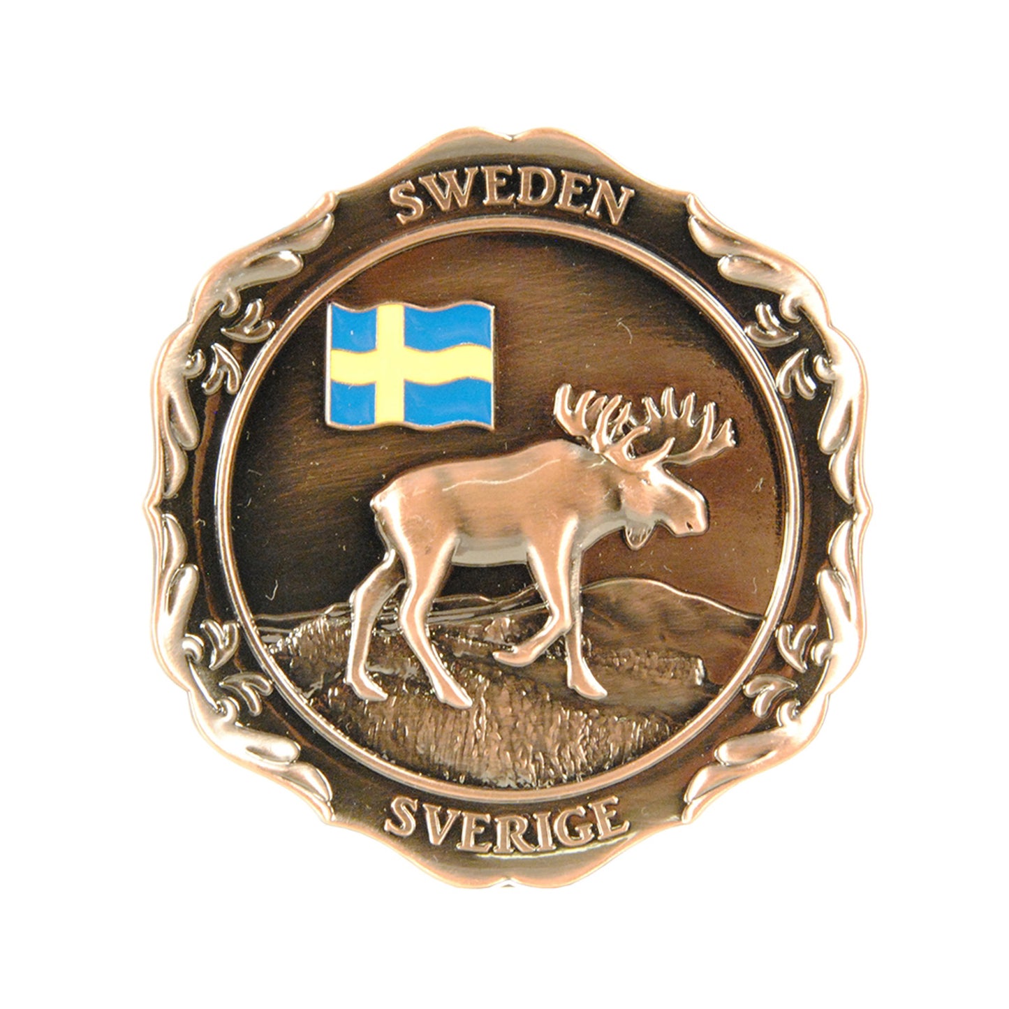 Metallmagnet med stående älgtjur i 2D-design och texten "Sverige Sweden", i bronsfinish. Souvenirmagneten är 7 cm hög.