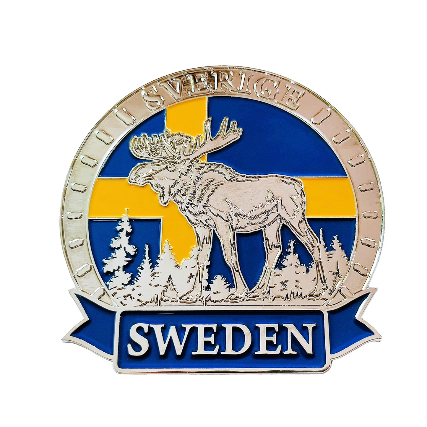 Metallmagnet med stående älg och texten "Sweden". Stilren design med detaljer som för tankarna till svensk vildmark. En liten men robust souvenir med praktisk funktion.