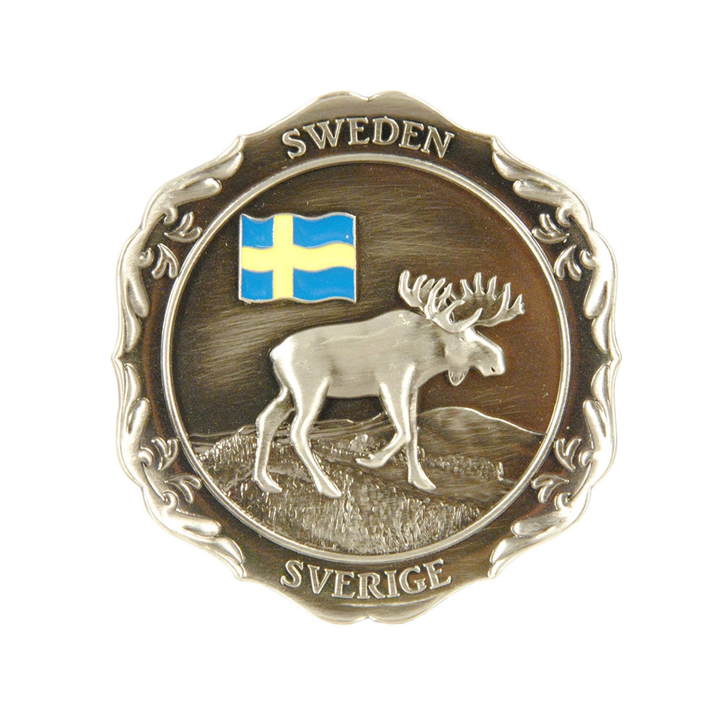 Metallmagnet med stående älgtjur i 2D-design och texten "Sverige Sweden", i tennfinish. Souvenirmagneten är 7 cm hög.